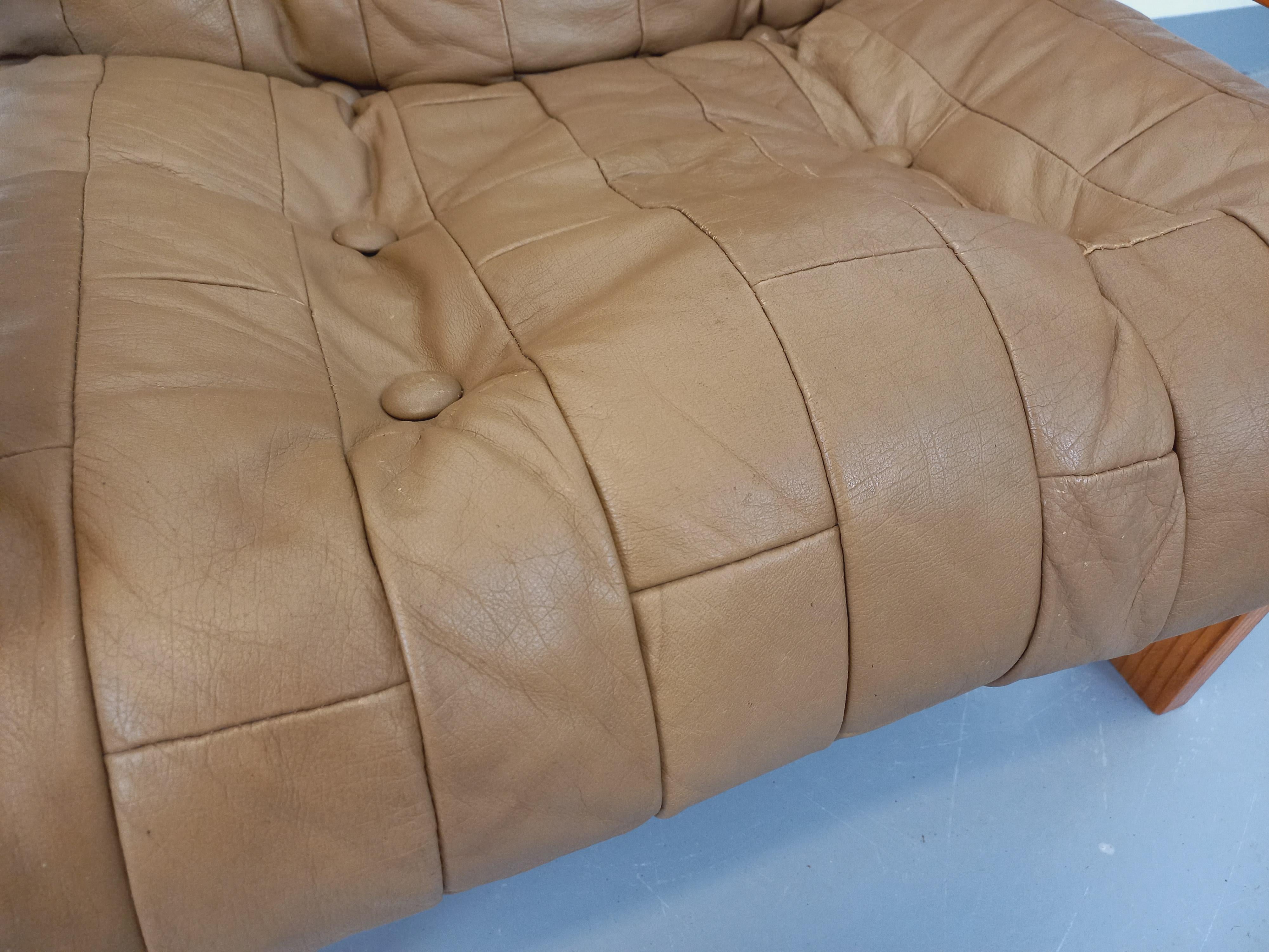 Fauteuil chauffeuse vintage en pin et cuir des années 70 11