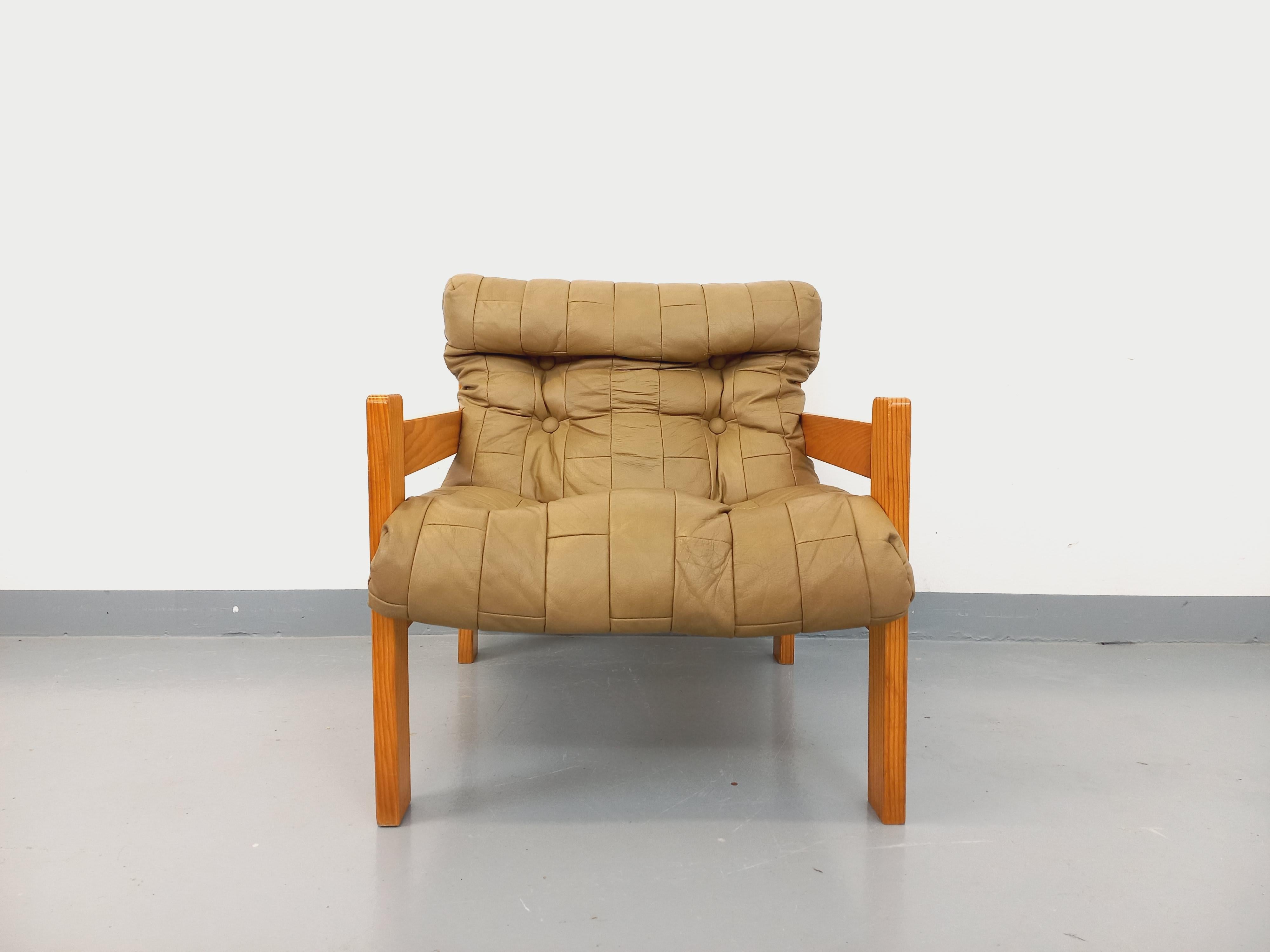 Mid-Century Modern Fauteuil chauffeuse vintage en pin et cuir des années 70