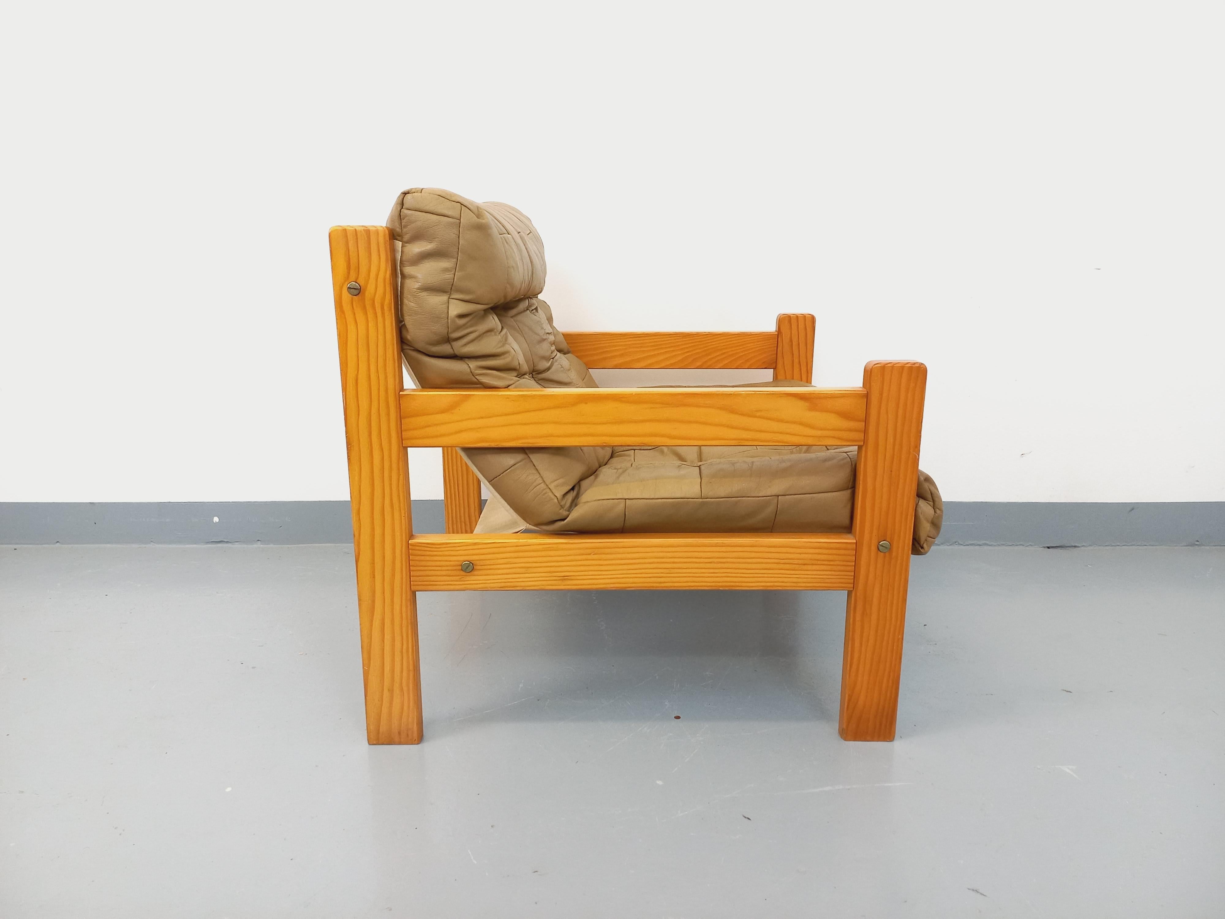 Français Fauteuil chauffeuse vintage en pin et cuir des années 70