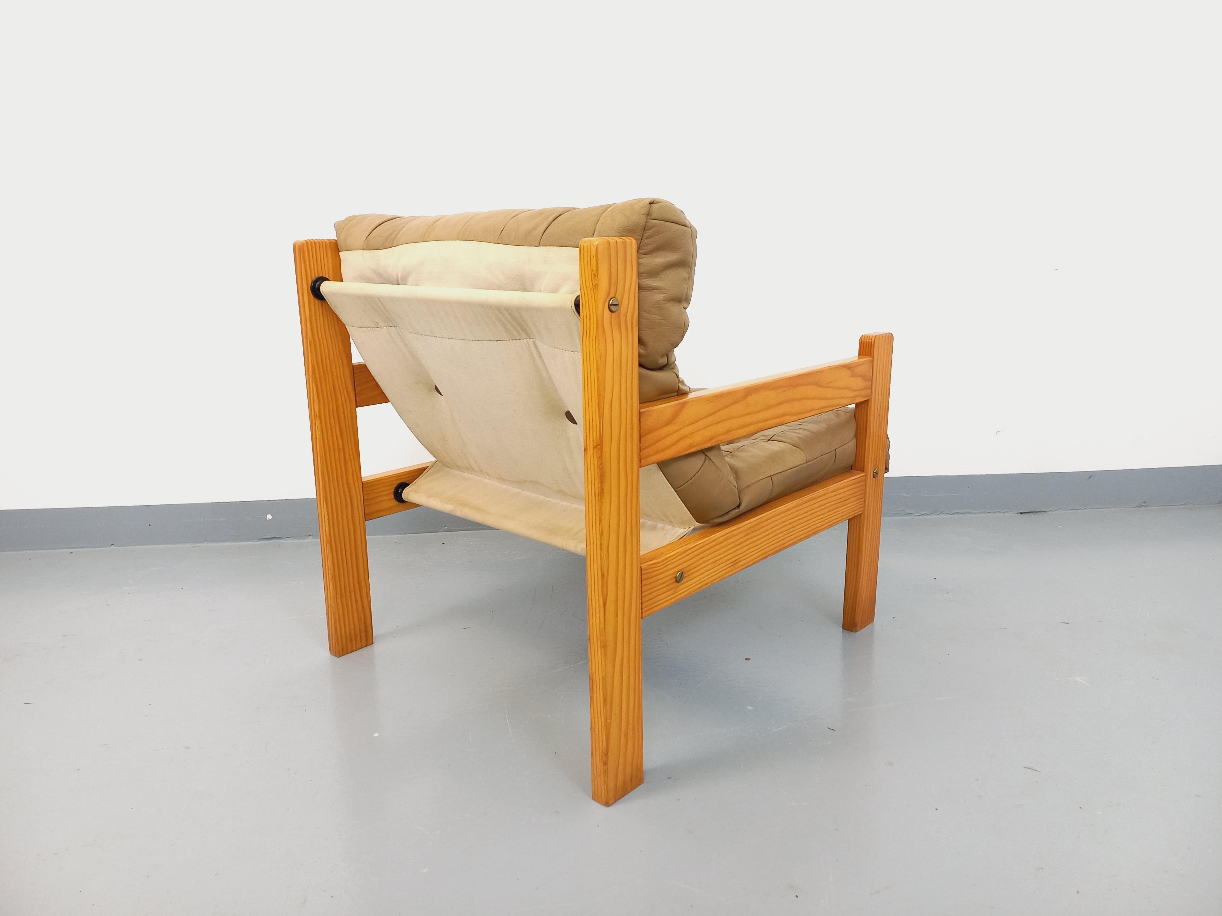 Fauteuil chauffeuse vintage en pin et cuir des années 70 Bon état à BESANÇON, FR