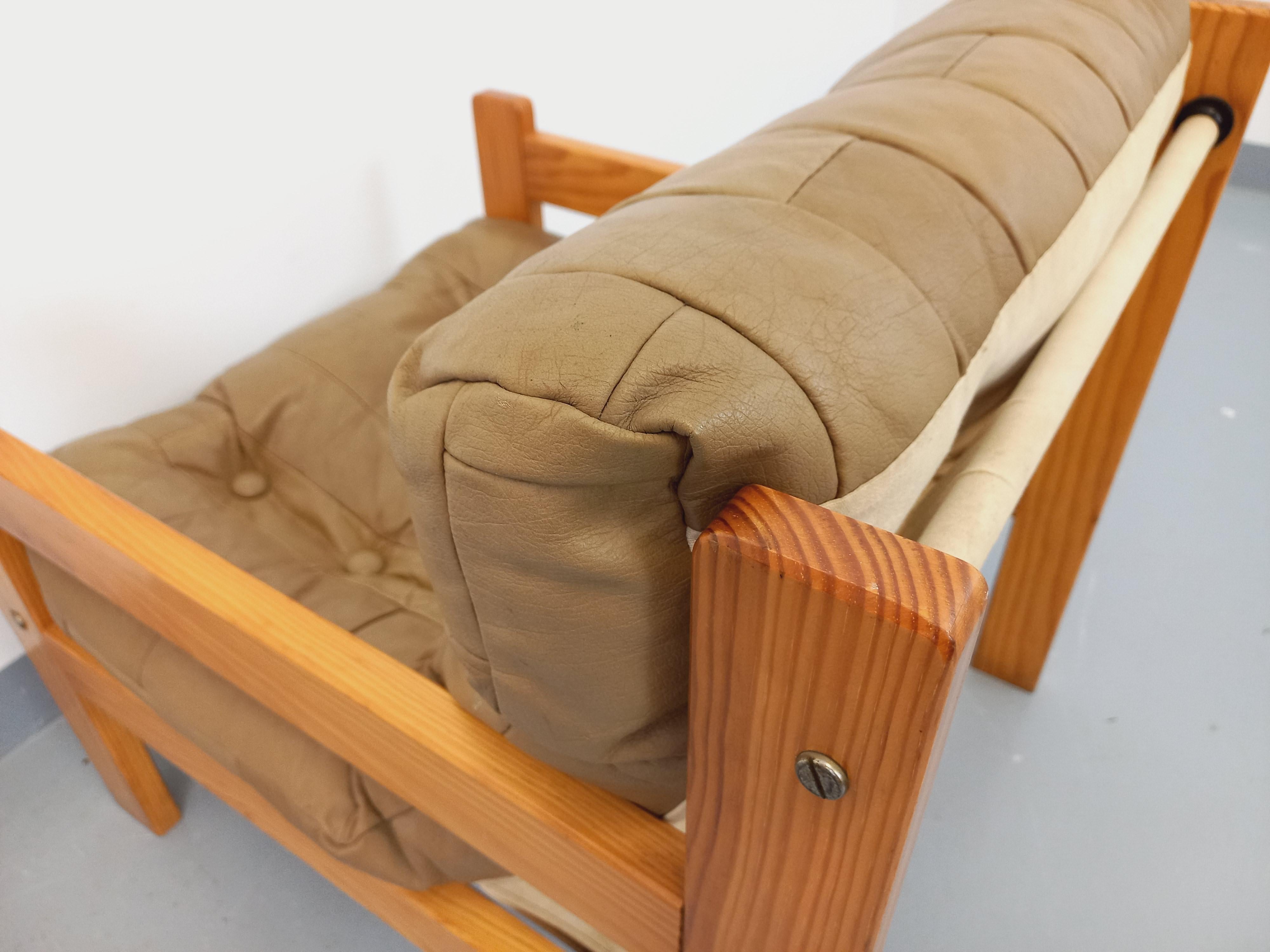 Cuir Fauteuil chauffeuse vintage en pin et cuir des années 70