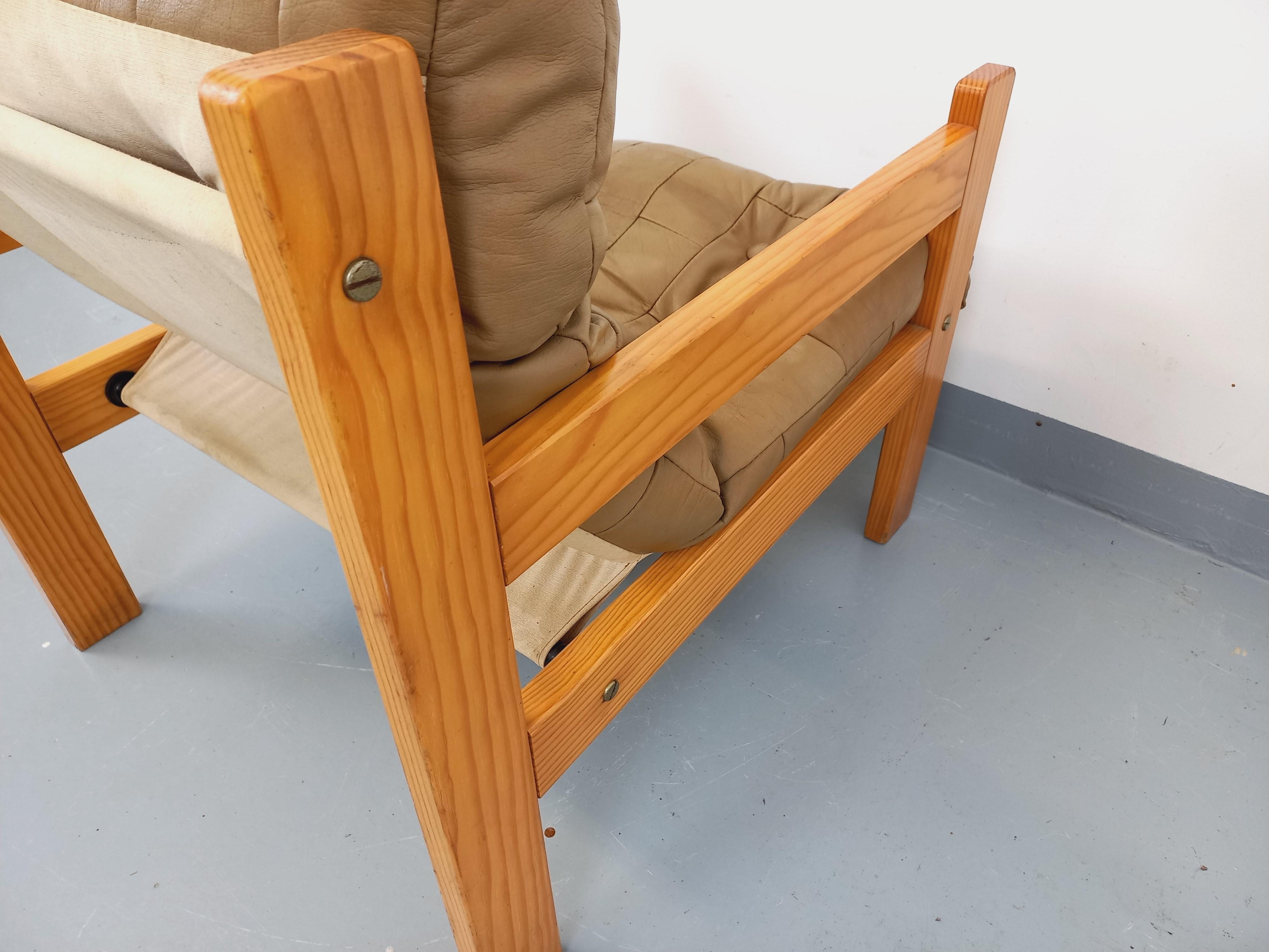 Fauteuil chauffeuse vintage en pin et cuir des années 70 1