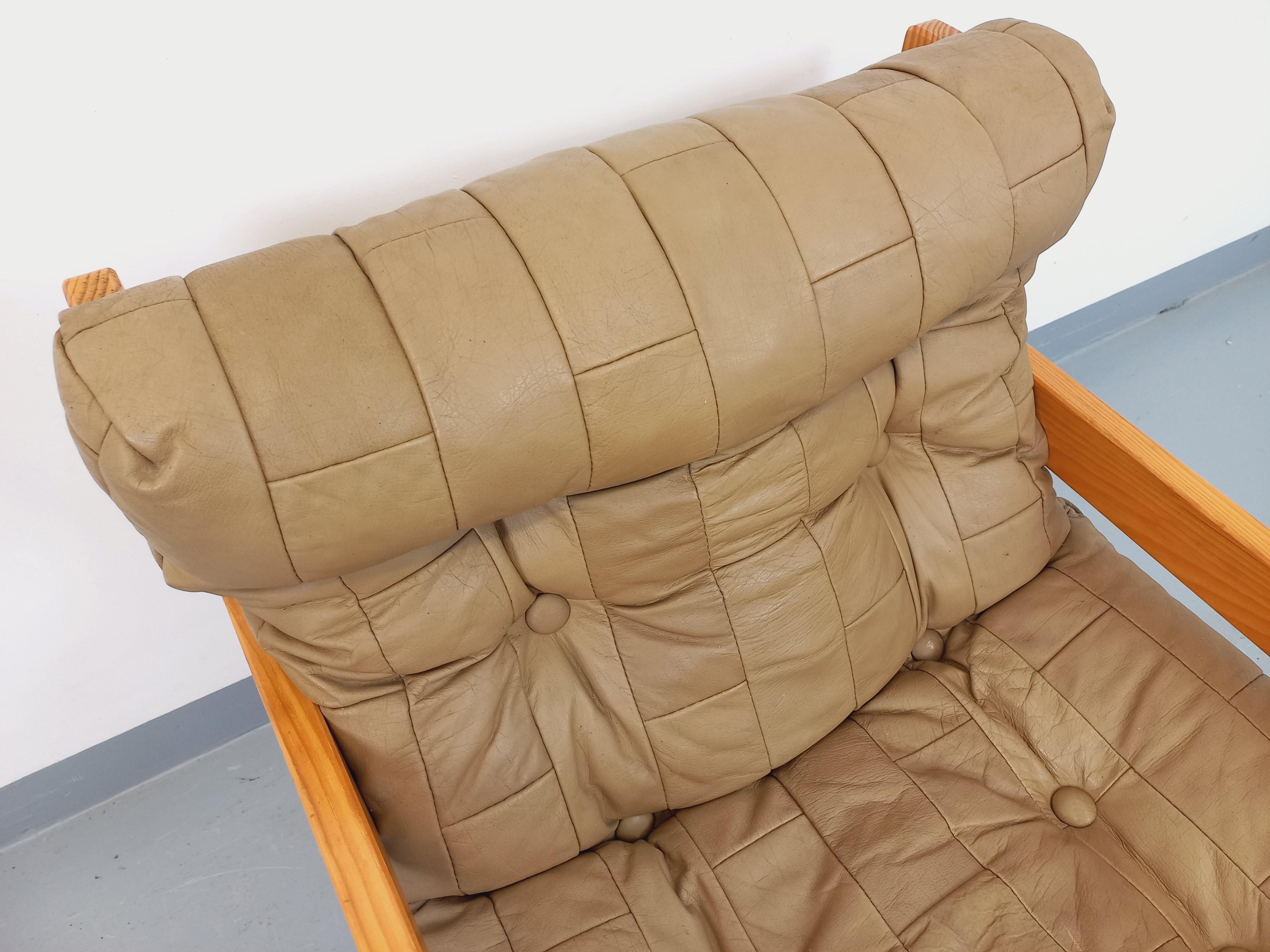 Fauteuil chauffeuse vintage en pin et cuir des années 70 2