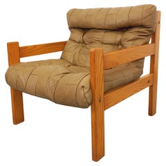 Fauteuil chauffeuse vintage en pin et cuir des années 70