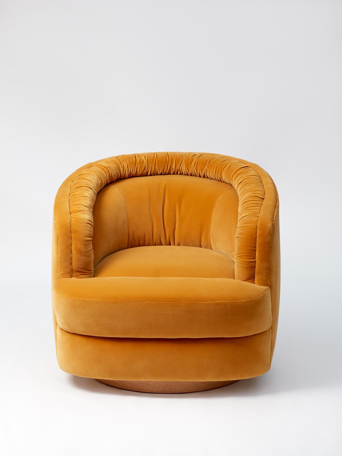 Pivoting upholstered armchair with silk velvet.
Made in France.
  