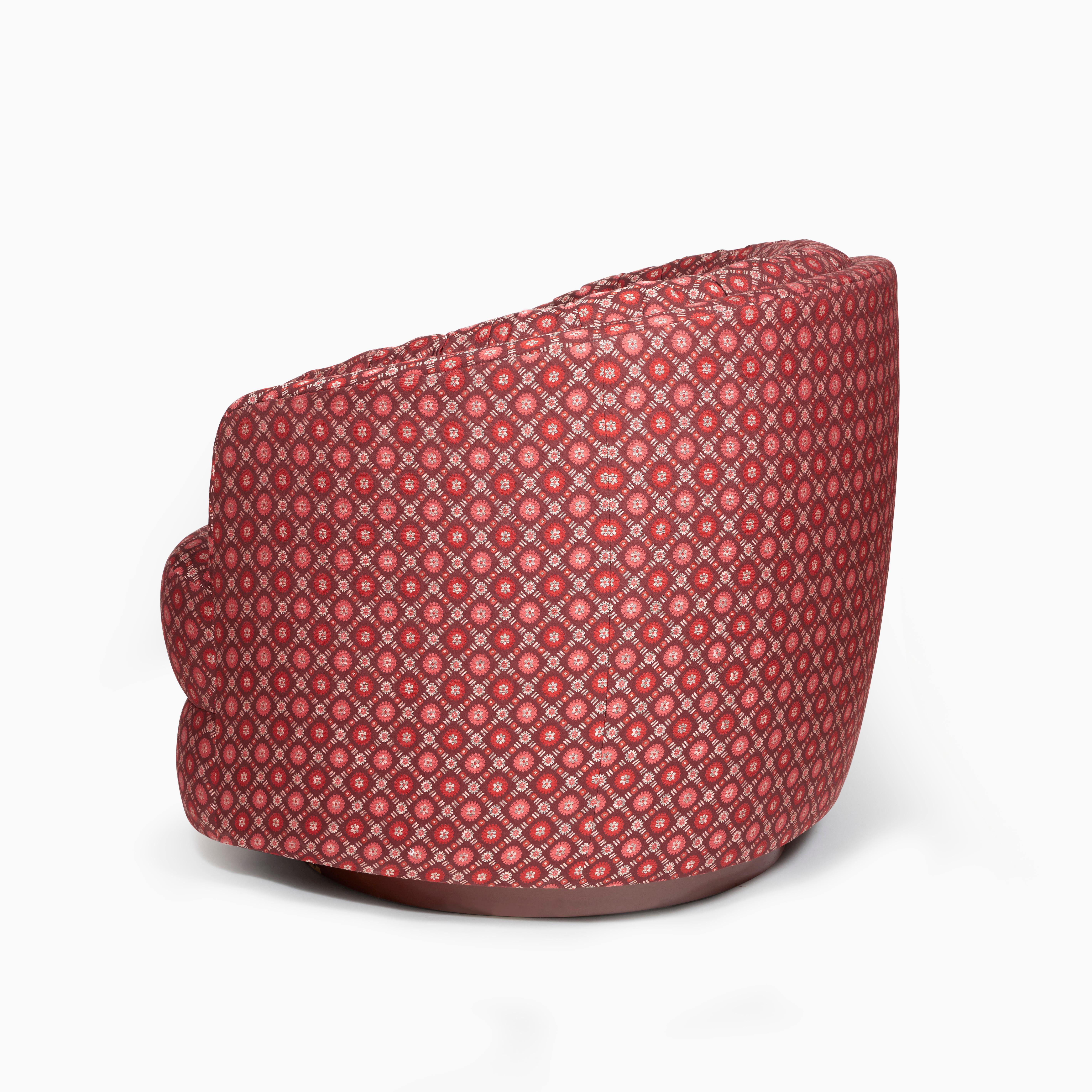 El Colosseo es un sillón envolvente y pivotante fabricado con estructura de roble, espuma de alta densidad para mayor elasticidad y relleno de plumas para un confort óptimo. Tapizado en tela Pop 100% algodón rojo (LG.FB-57) con base de roble