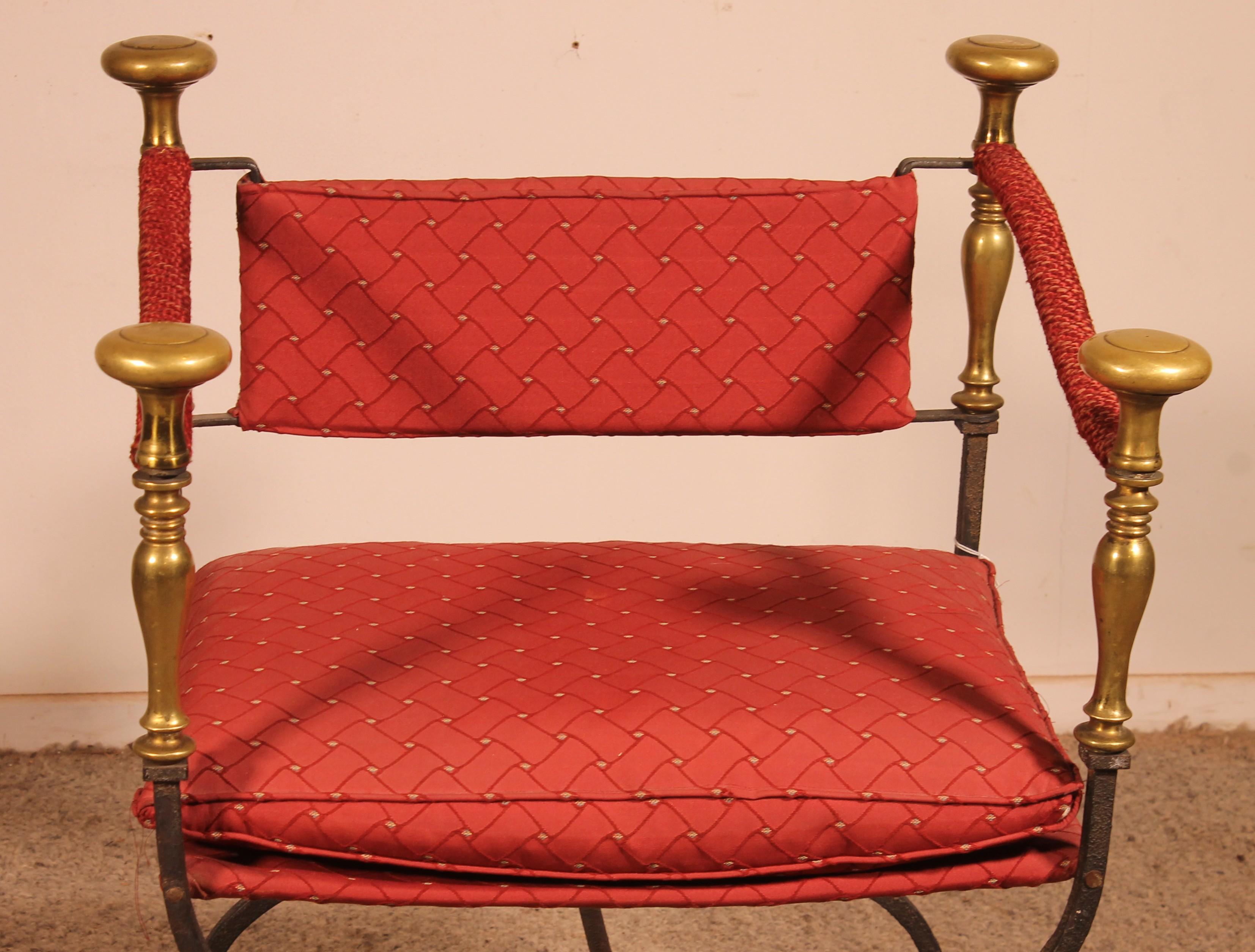 Superbe fauteuil curule en fer forgé et bronze
Très élégante  fauteuil en fer forgé de belle qualité. Il est décoré de toupilles et boules en bronze dorées. De plus les deux accotoirs sont décorés d'une grosse corde ce qui est peu courant et très