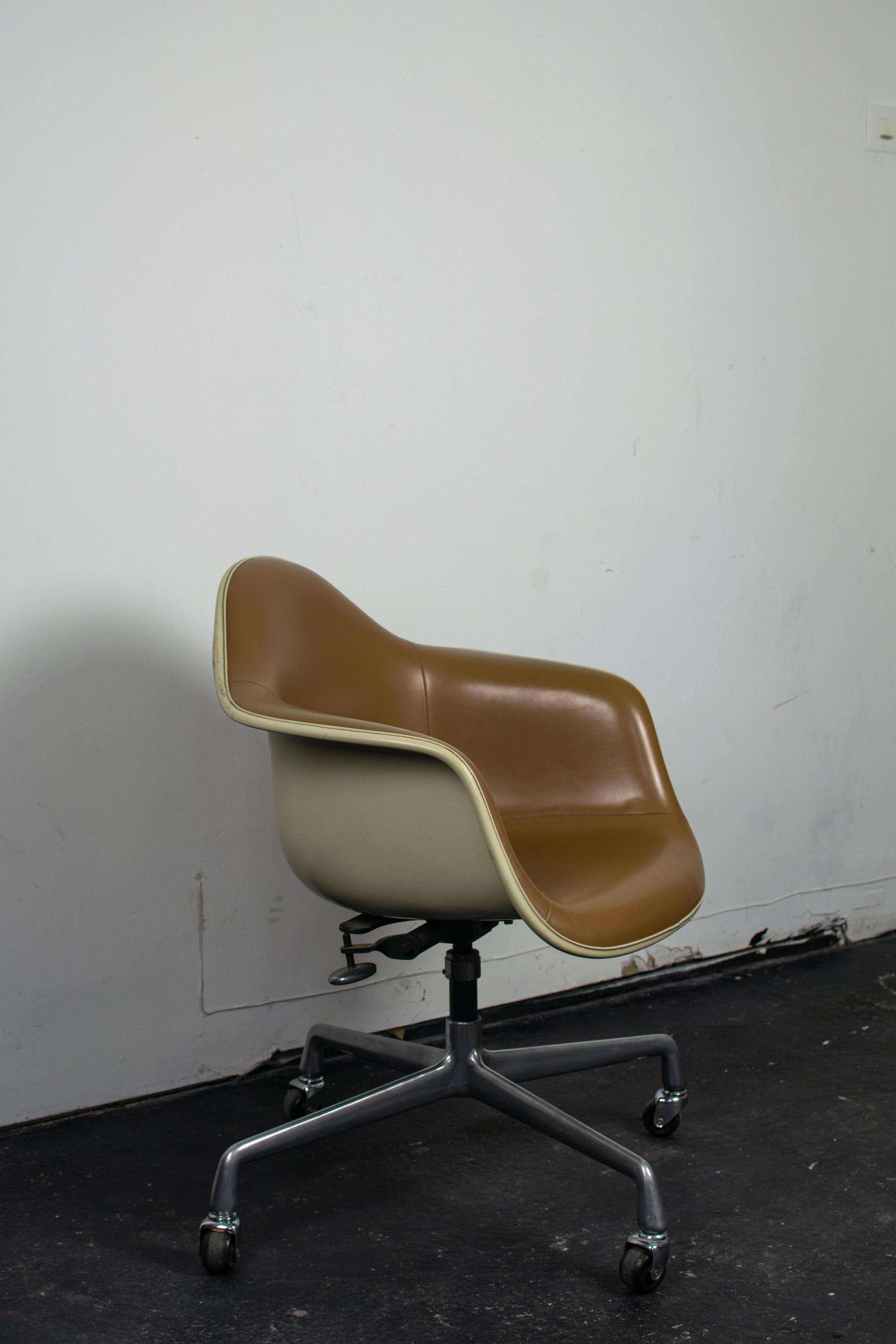 Cette chaise DAT-2 par Charles & Ray Eames pour Herman Miller est un fauteuil de bureau pivotant mis sur le marché par l'américain Herman Miller à la fin des années 1950 et produit jusqu'à la fin de la série de chaises en fibre de verre en 1993.