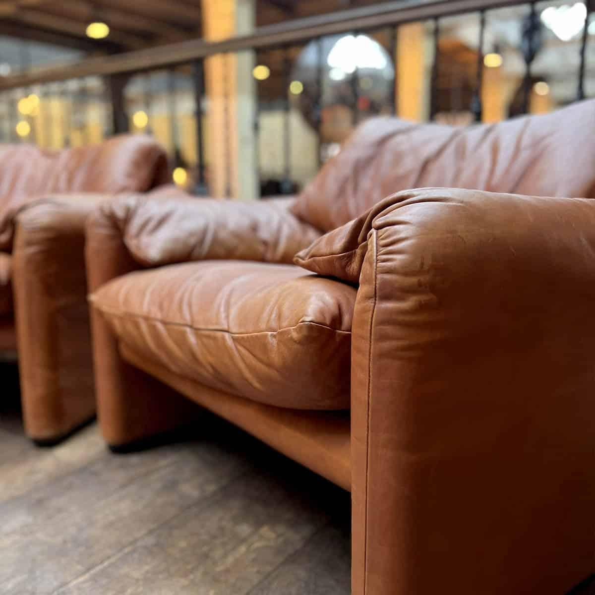 Ein Paar Maralunga-Loungesessel aus Leder von Vico Magistretti für Cassina im Angebot 1