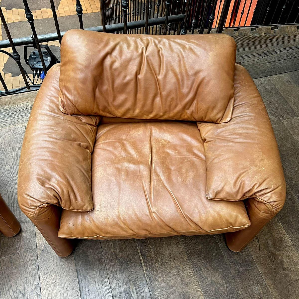 Ein Paar Maralunga-Loungesessel aus Leder von Vico Magistretti für Cassina im Angebot 2