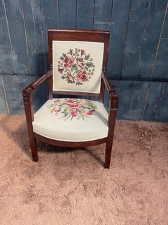 Fauteuil d'époque Empire en noyer, tapisserie refaite.