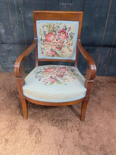 Fauteuil d'époque Empire en noyer, tapisserie refaite.