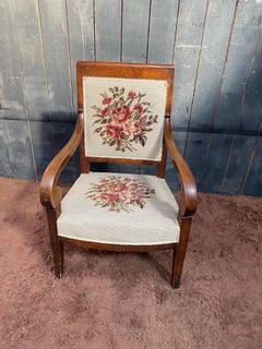 Fauteuil d'époque Empire en noyer, tapisserie refaite.