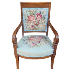 Fauteuil d'époque Empire en noyer, tapisserie refaite.