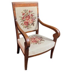 Fauteuil d'époque Empire en noyer, tapisserie refaite.