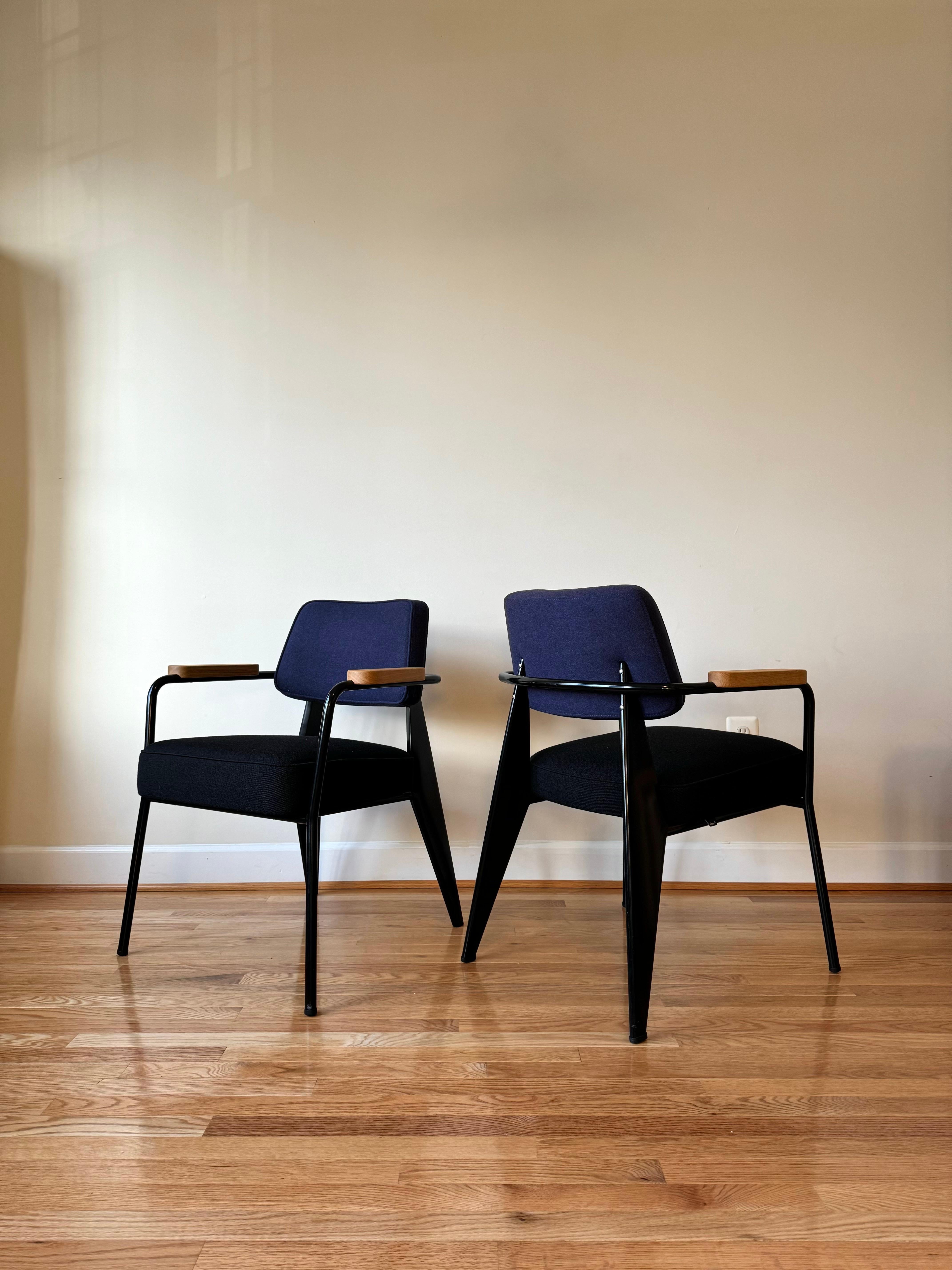 The chair was intended for offices, but also for classrooms, which earned it the sobriquet of “teacher’s chair”.

Fauteuil Direction is especially suited for dining room seating or as an armchair in home offices. The design reflects Jean Prouvé's