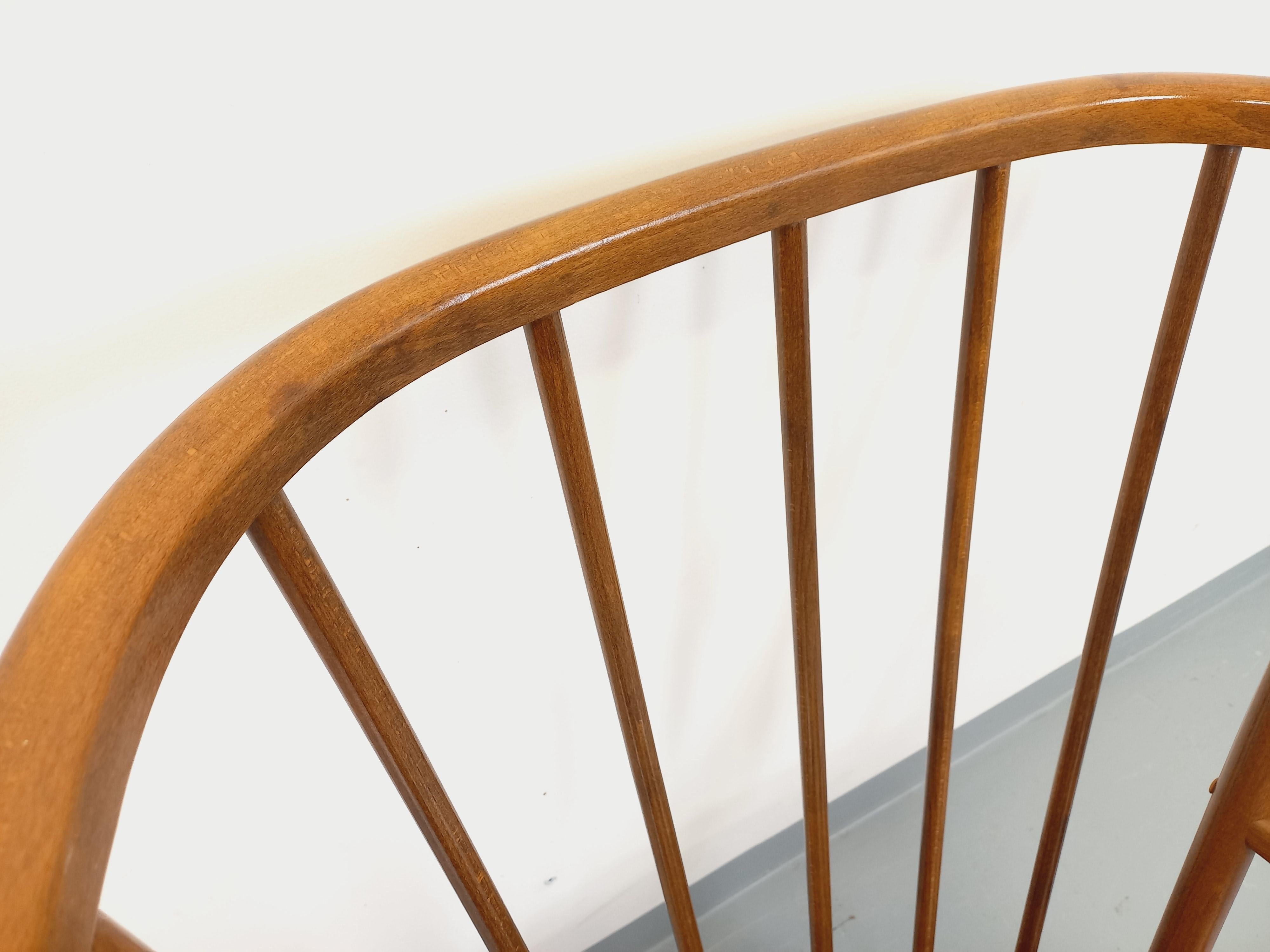 Fauteuil en bois vintage Baumann modèle Éventail des années 60 en vente 9