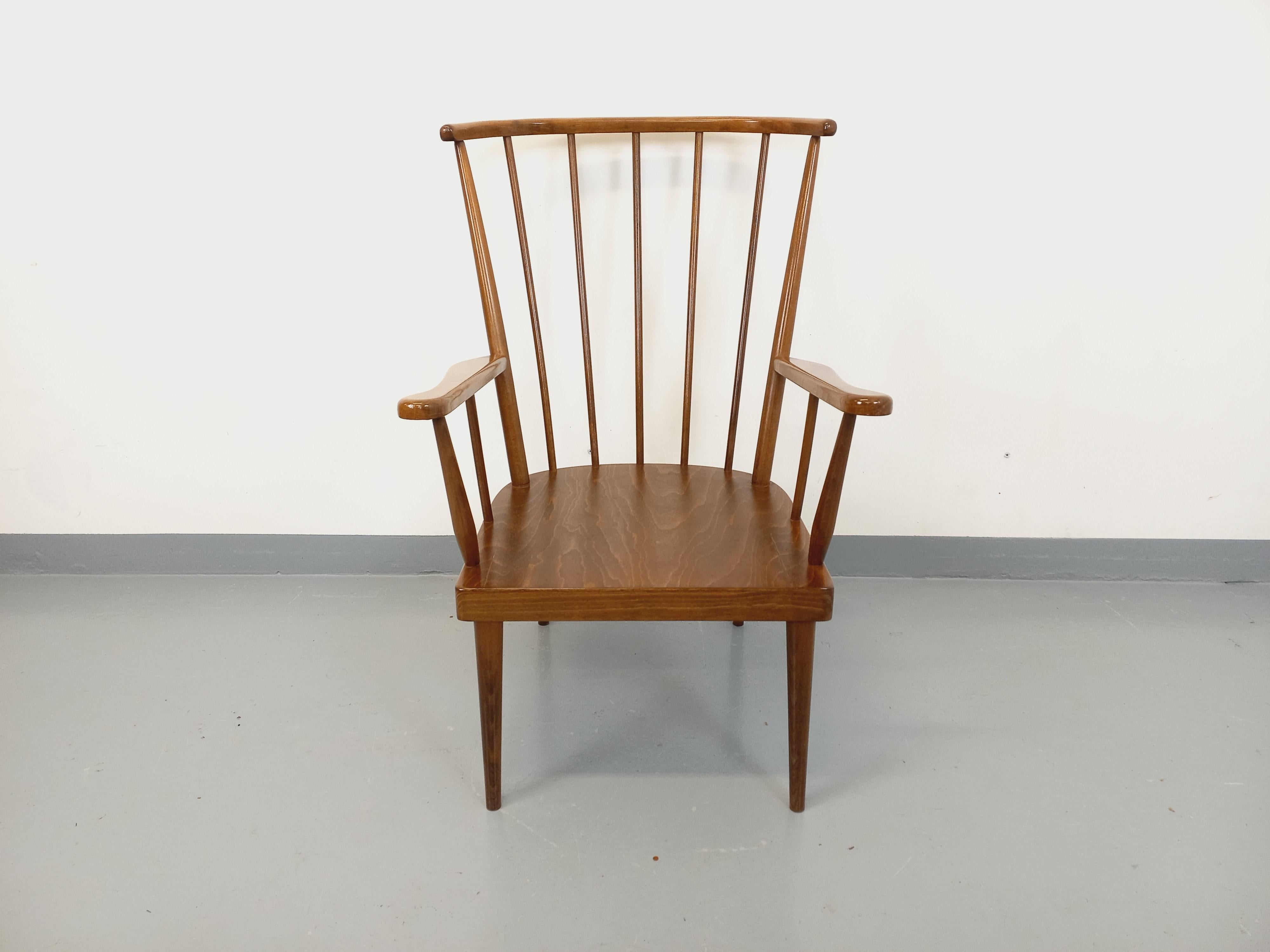 Fauteuil en bois vintage Baumann modèle Éventail des années 60 en vente 10