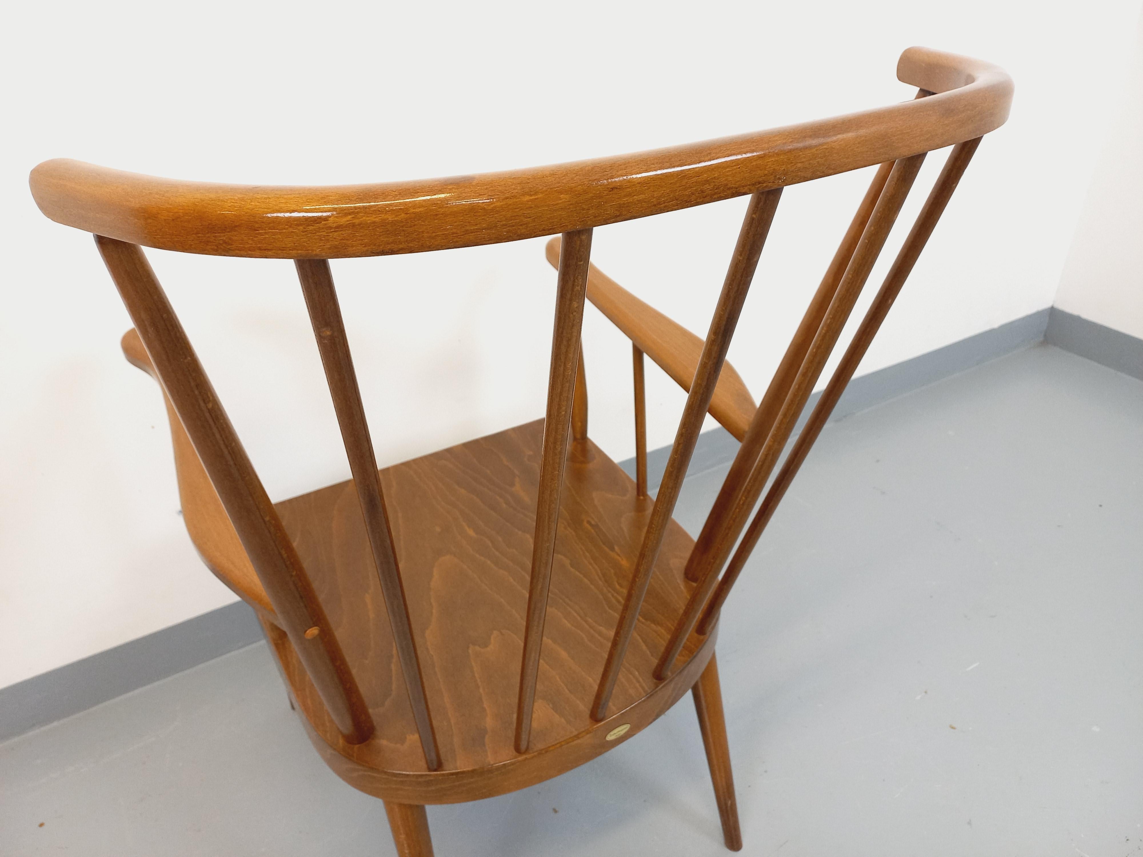 Fauteuil vintage des années 60, en bois de hêtre, de la maison Baumann, modèle Belvoir communément appelé modèle Eventail, produit à partir de 1965, esprit scandinave, très bon état.
Ref 250 809
Hauteur : 97 cm
Largeur : 56 cm
Profondeur : 72