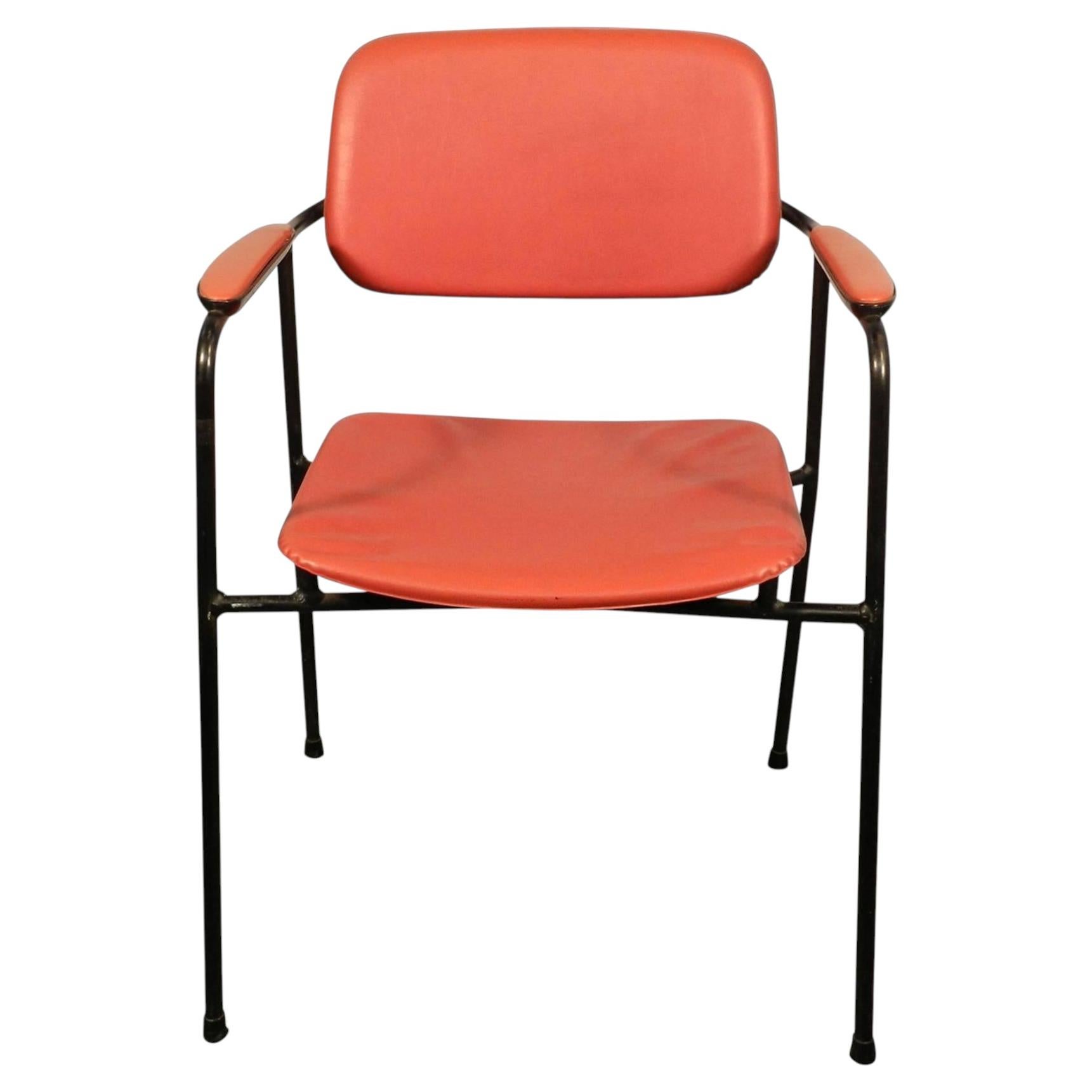 Fauteuil en métal laqué datant de 1950, dans le style de Pierre Guariche en vente