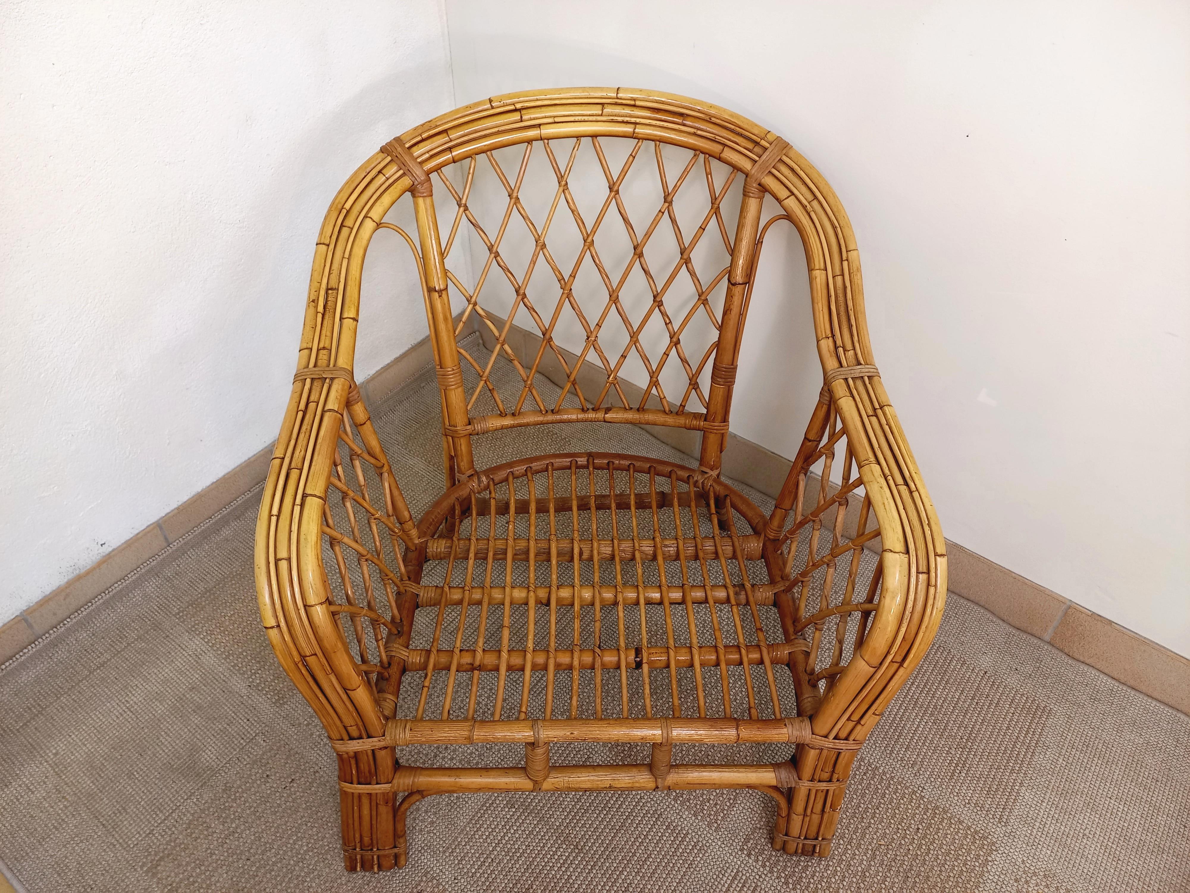 Fauteuil en rotin vintage des années 60 en bon état général, belle couleur du rotin.
Hauteur totale : 84 cm
Altura máxima: 34 cm
Tamaño : 81 cm
Profondeur : 81 cm
