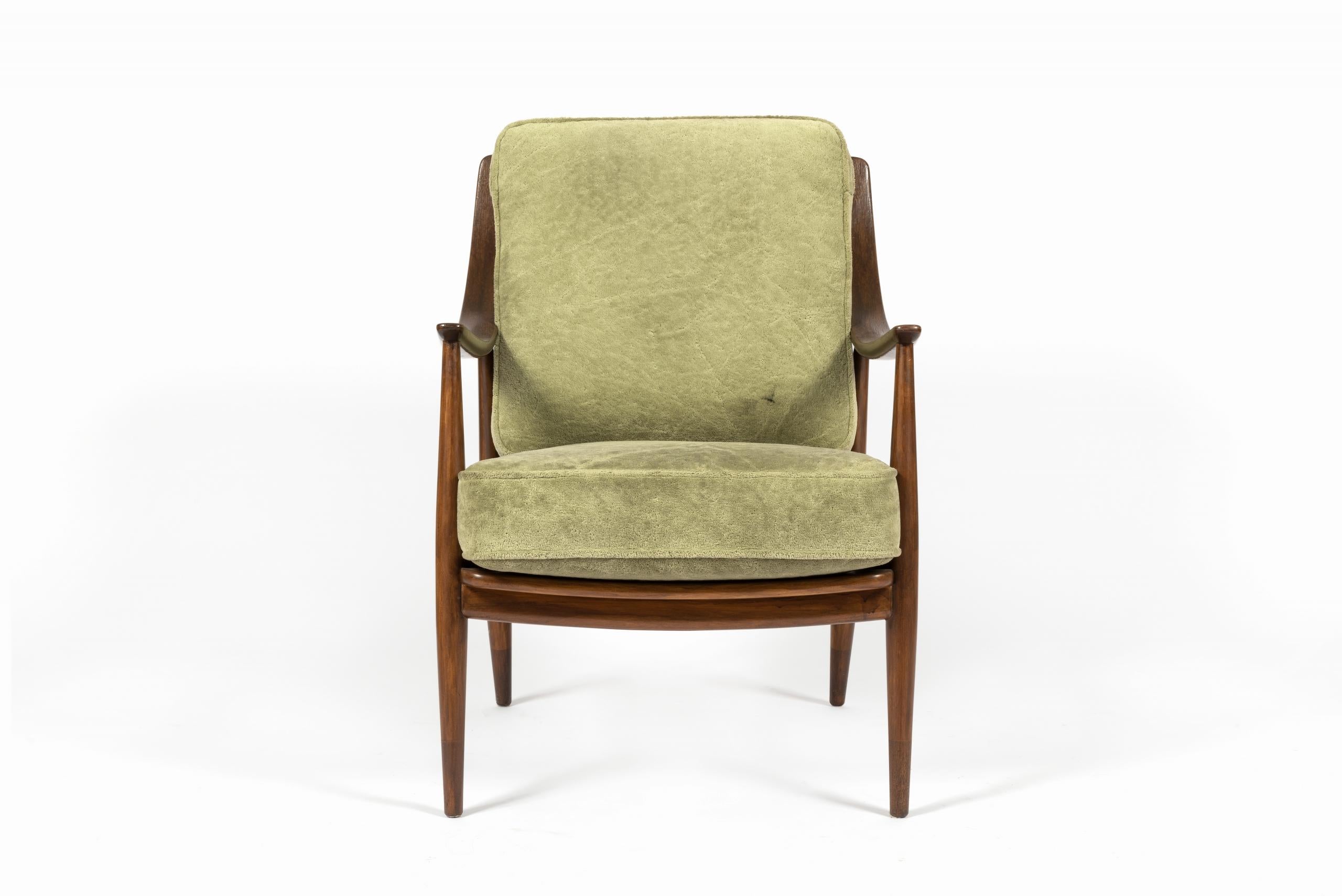 Fauteuil en teck, design de Peter Hvidt et Orla Mølgaard-Nielsen pour France & Daverkosen, années 1950.

Accoudoirs en bois courbé avec assise et dossier velours couleur vert.

Dimensions : H83×L64×P76cm.