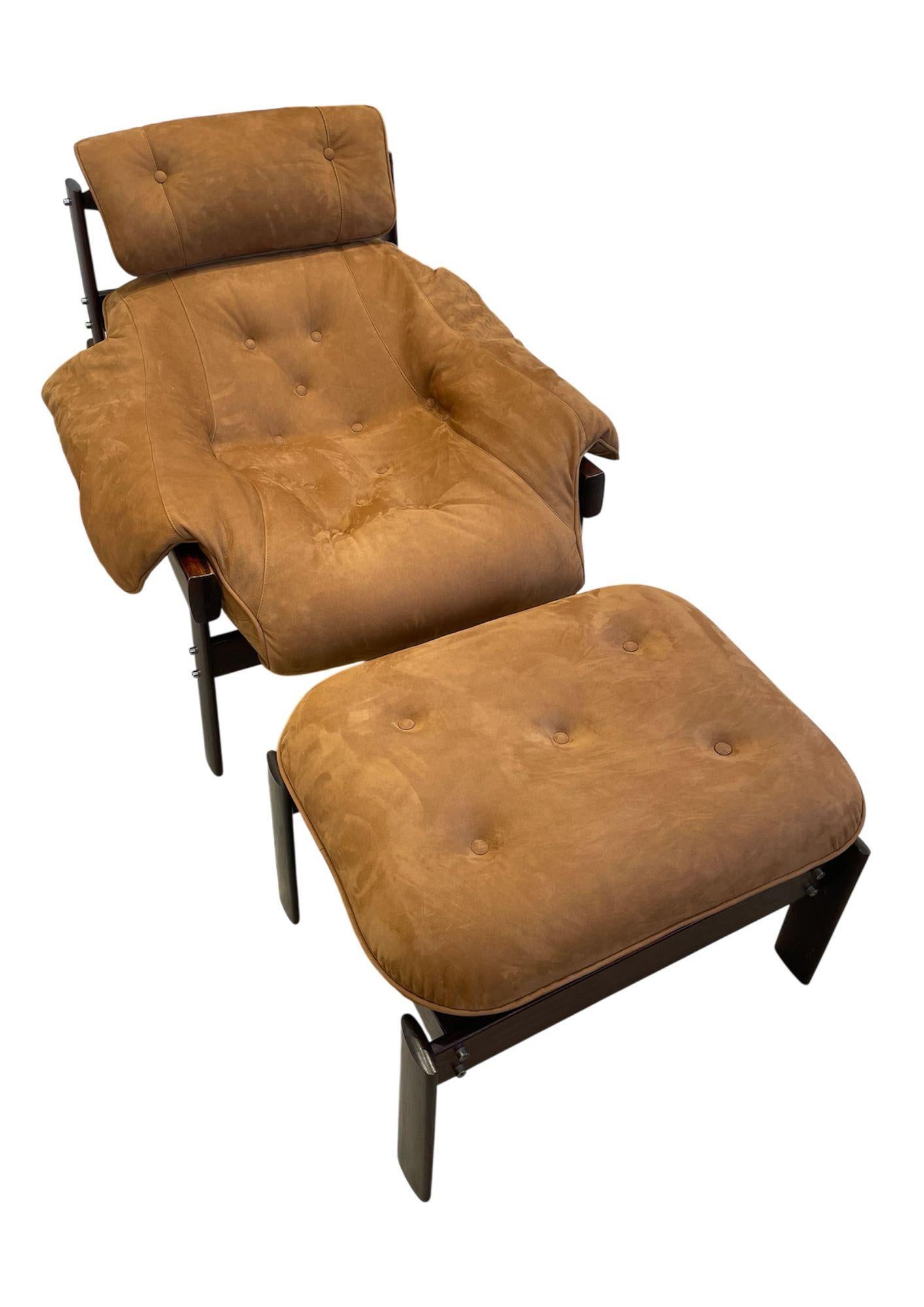 Impresionante pareja de sillones del diseñador brasileño Percival Lafer
Sillón 90 x 95 x 105 cm
Reposapiés 47 x 70 x 56 cm