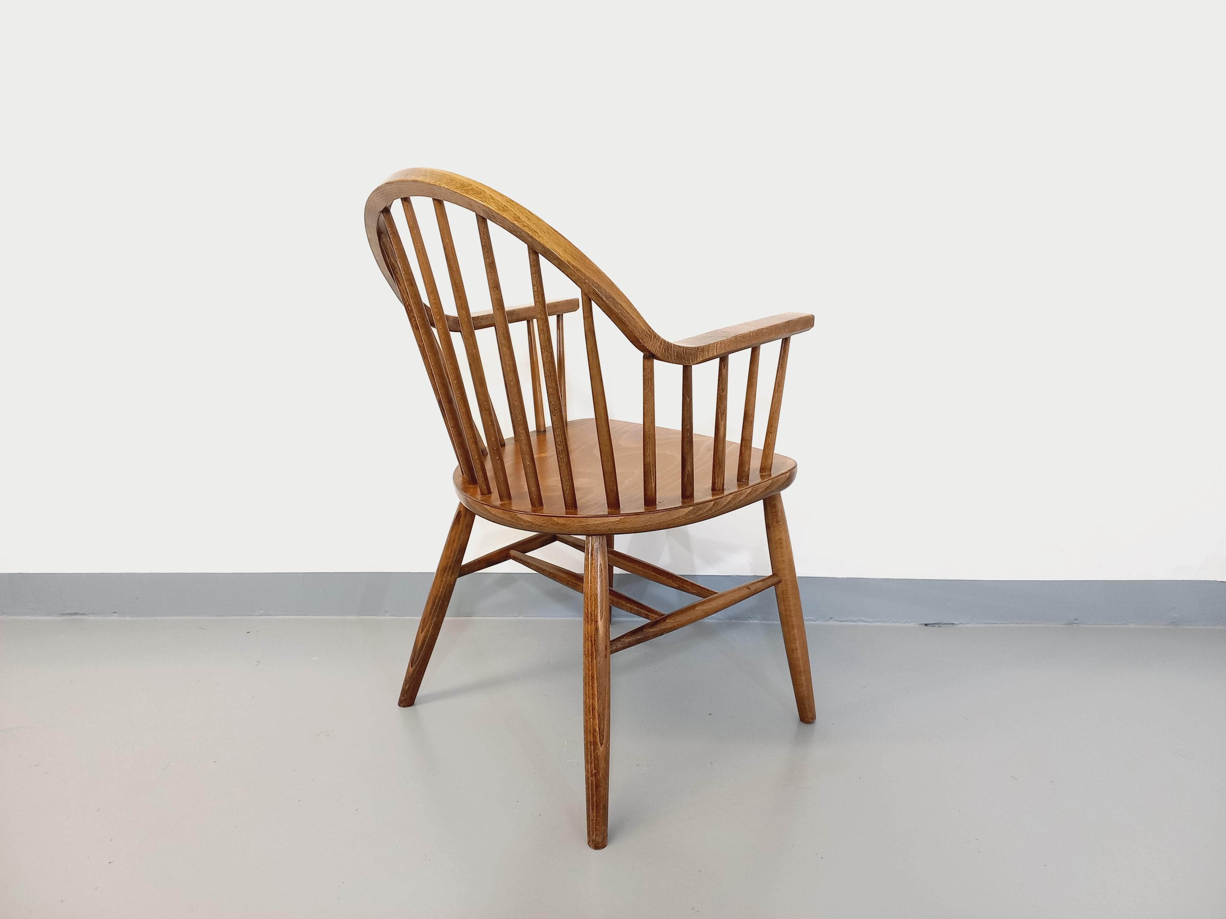 Fauteuil vintage de la manufacture française Baumann, en bois de hêtre foncé, modèle Bridge Western des années 70, esprit scandinave dans le style des fauteuils Eventails Baumann, des chaises Menuet Baumann ou Tapiovaara, ou encore des fauteuils