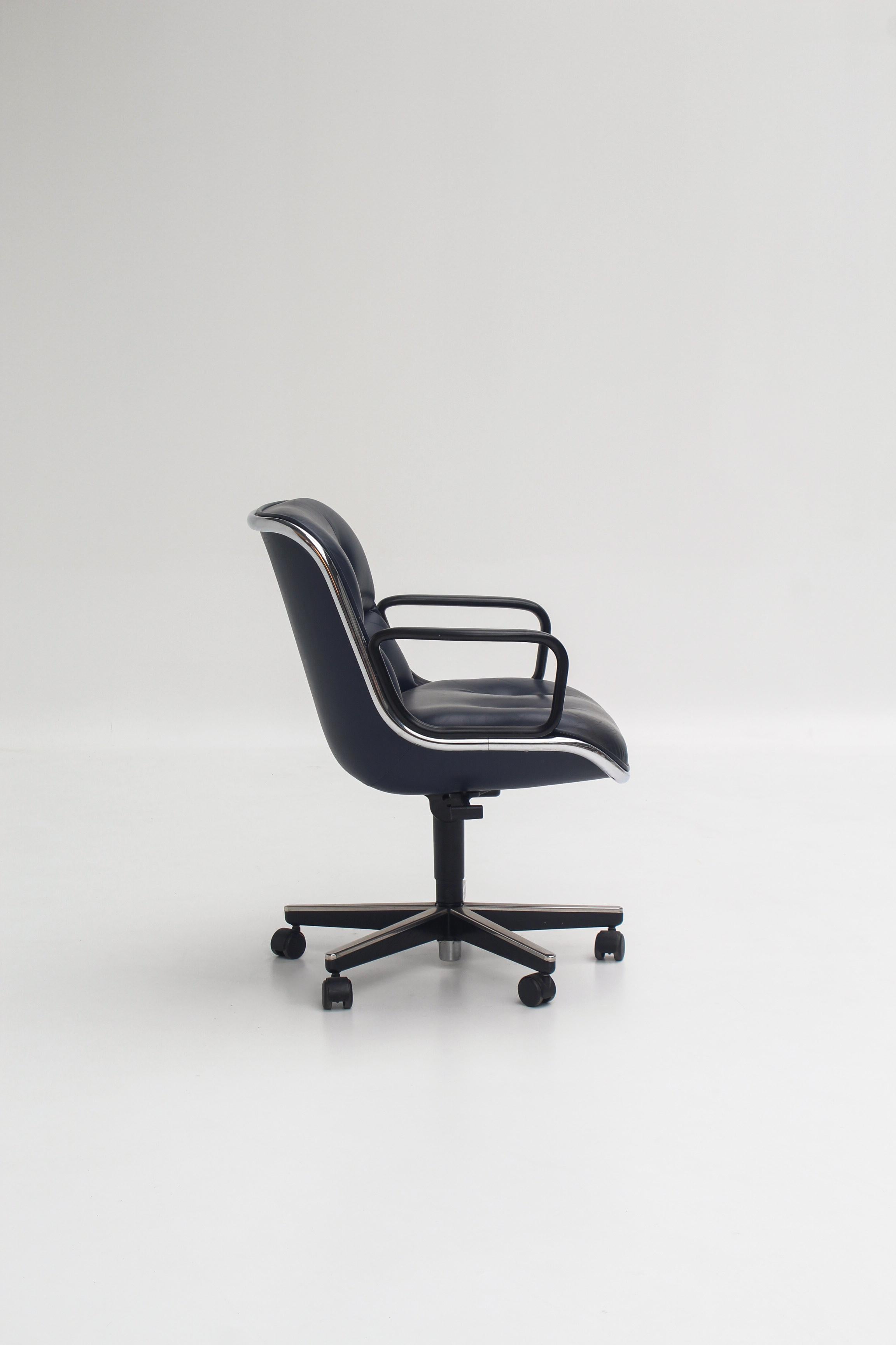 Büromöbel von Charles Pollock für Knoll.
Dieses Möbelstück im industriellen Mid-Century-Design kombiniert eine aus Leder gefertigte General Assise mit einem Sockel mit Rollen, der für Ergonomie und Arbeitskomfort gedacht ist. 

Der kapitonierte
