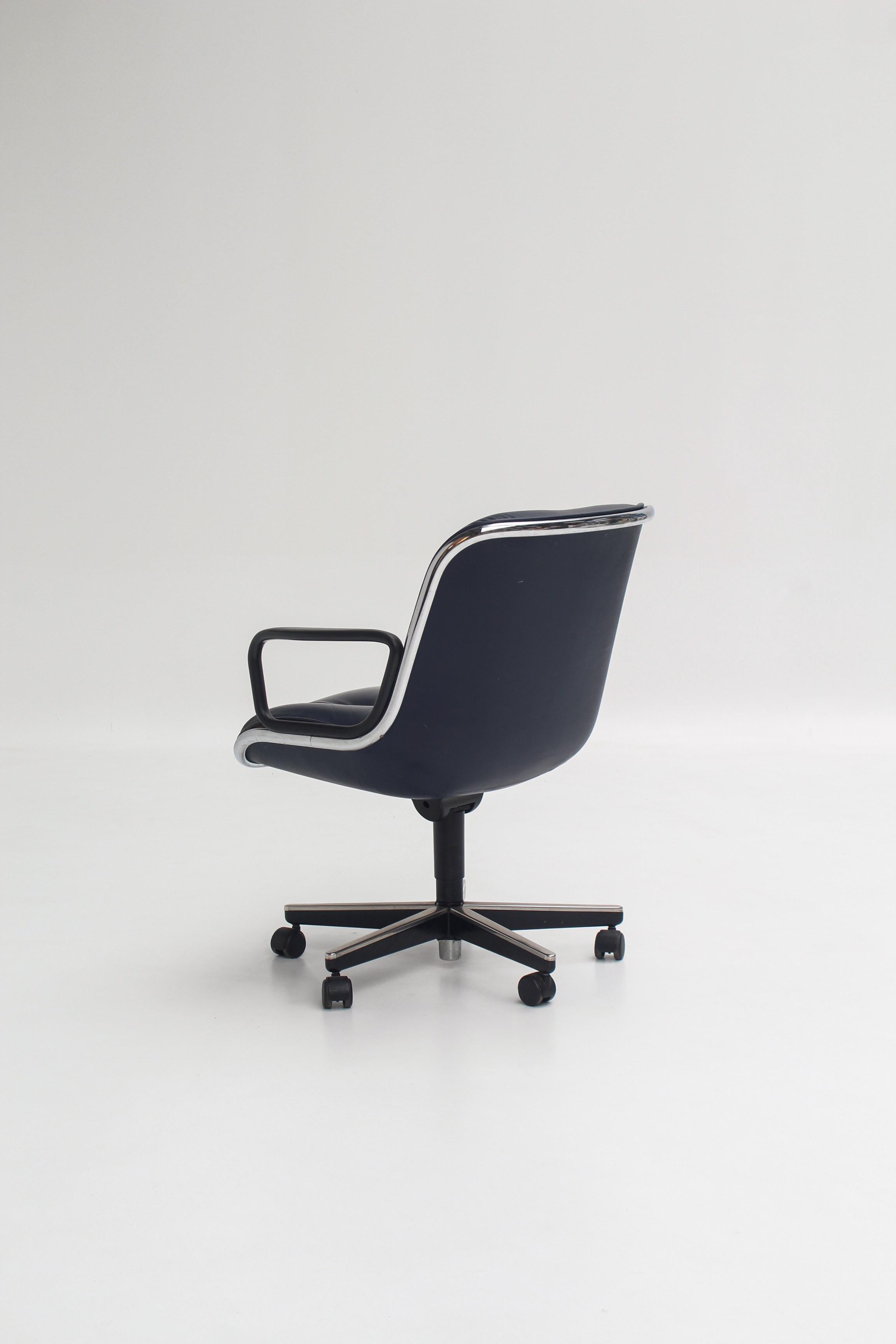 Fauteuil Executive bleu marine par Charles Pollock pour Knoll, États-Unis (Moderne der Mitte des Jahrhunderts) im Angebot