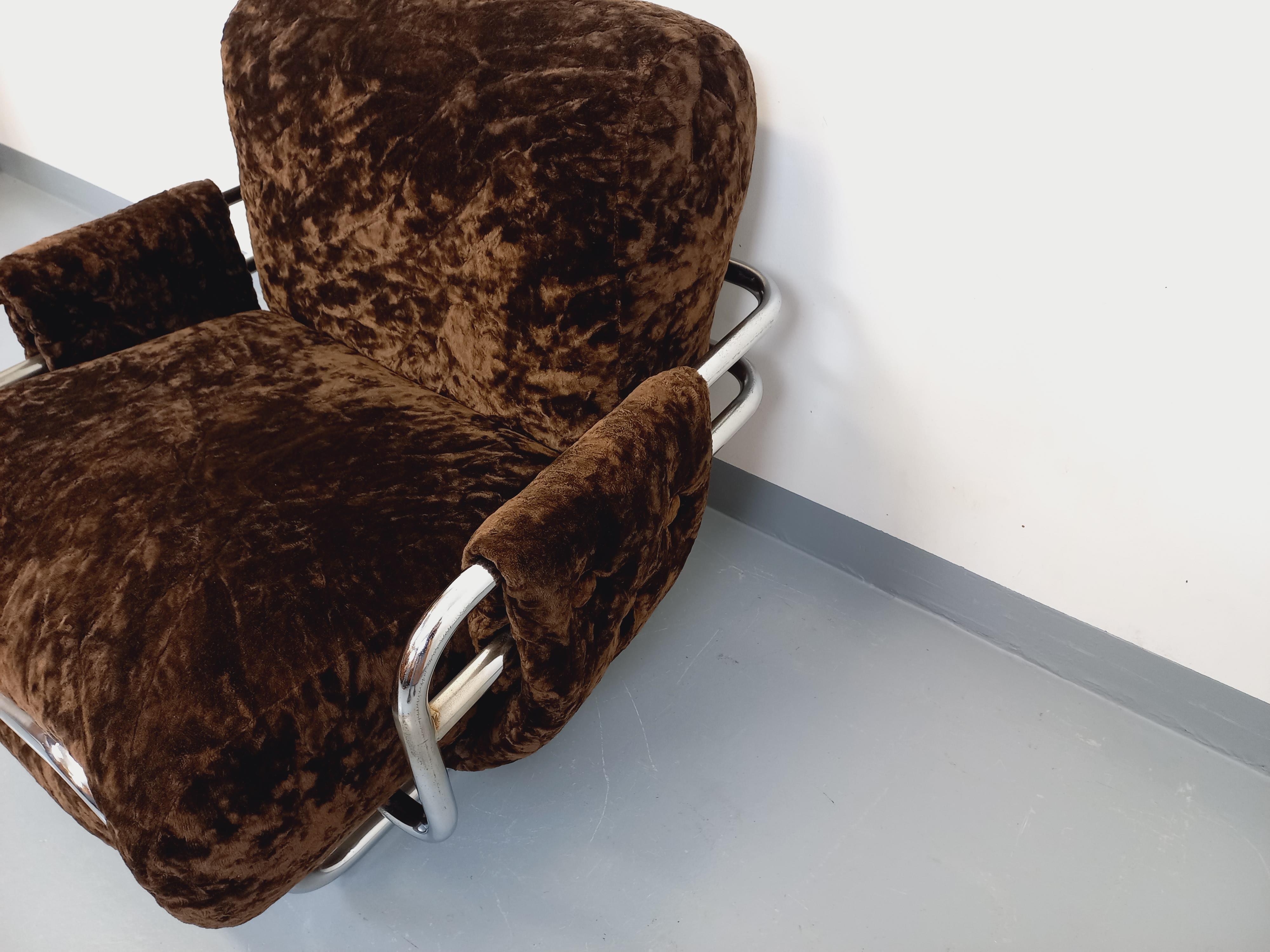 Fauteuil vintage des années 70, design italien style Space Age dans le goût de Ernesto Radaelli, dossier, assise et accoudoir en tissu velours marron, structure en métal chromé. Cosy et confortable, confort moelleux, bon état général avec patine du