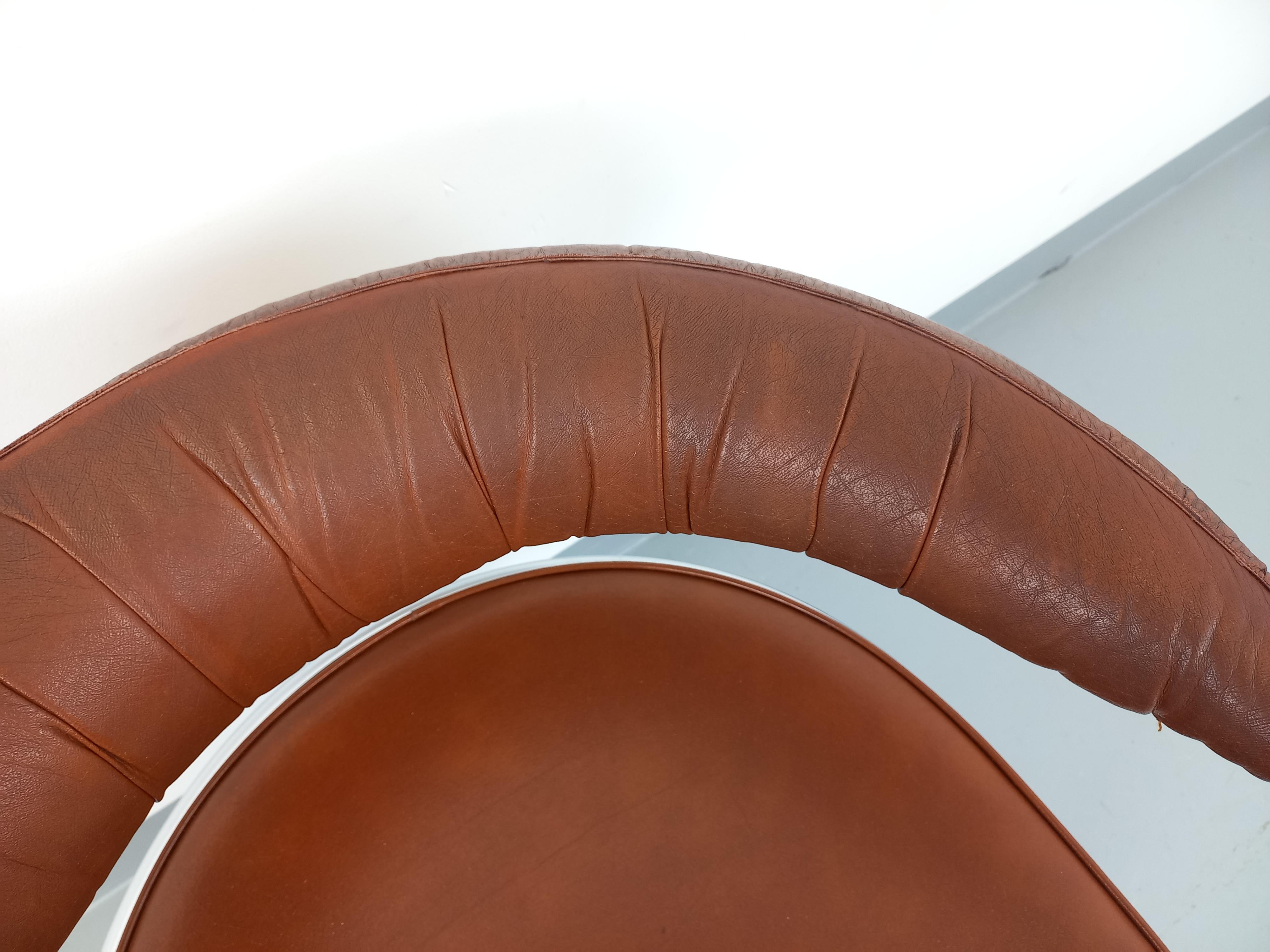 Fauteuil vintage des années 70, du designer italien Giotto Stoppino pour Kartell, pied et structure en métal chromé tubulaire courbé, assise et dossier en skaï cognac, très bon état général avec patine du temps qui passe sur le skai.
Ref 221