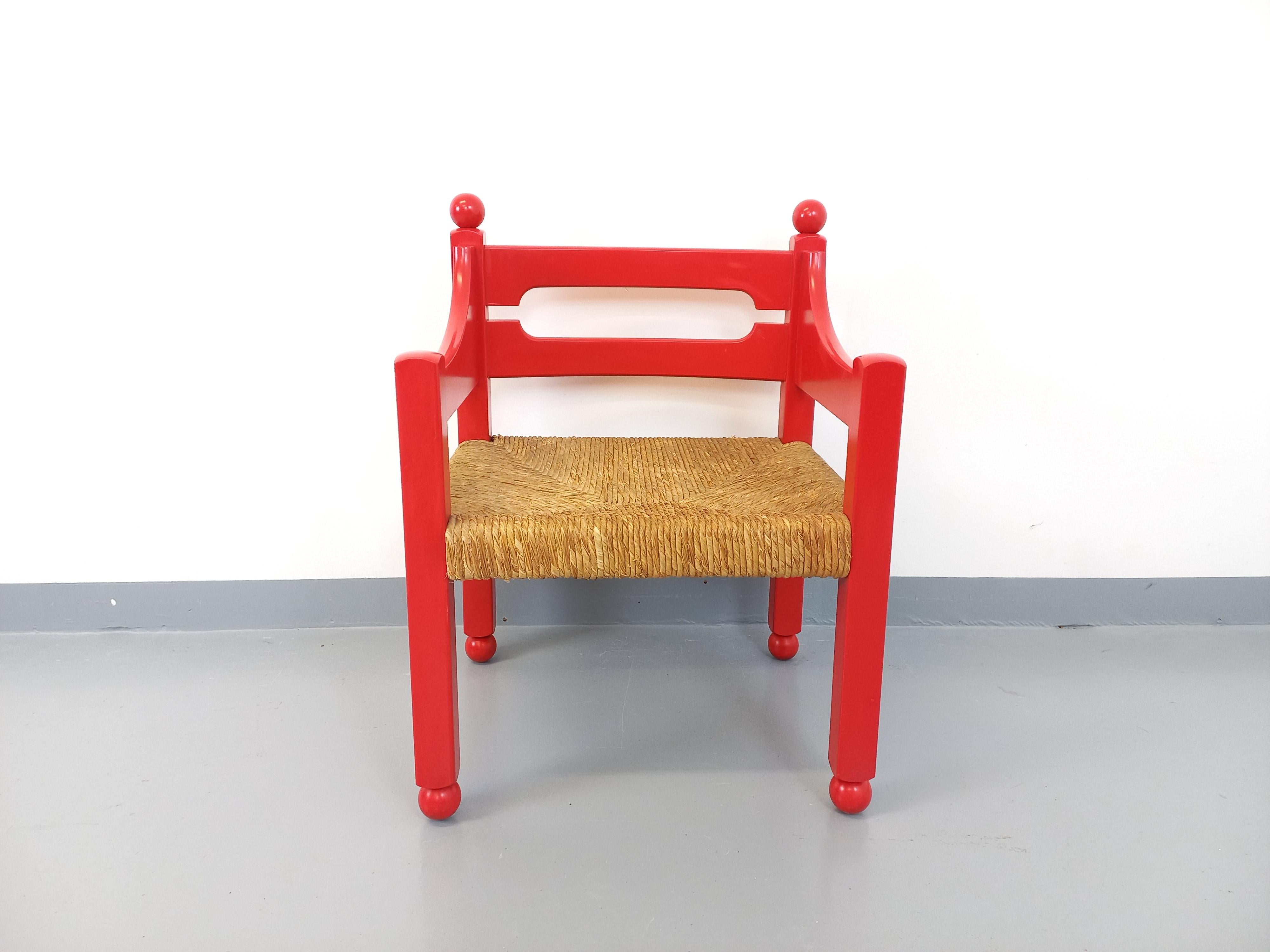 Fauteuil italien vintage style Vico Magistretti en bois rouge et paille For Sale 3