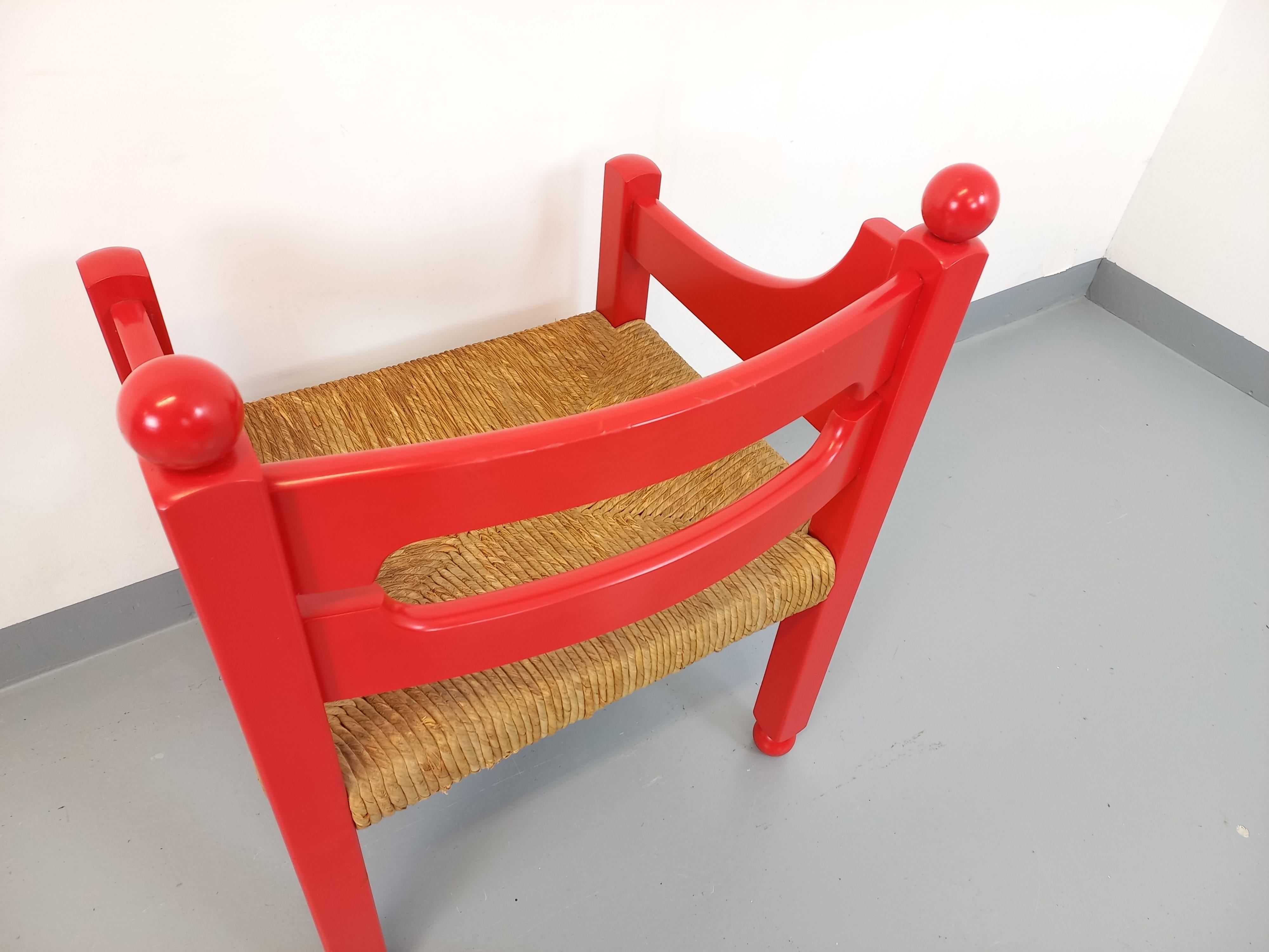 Grand fauteuil italien vintage des années 60 70, superbe design original dans le style du fauteuil Carimate de Vico Magistretti pour Cassina, en bois laqué rouge, assise en paille, très bon état général avec charme de la patine du temps qui passe