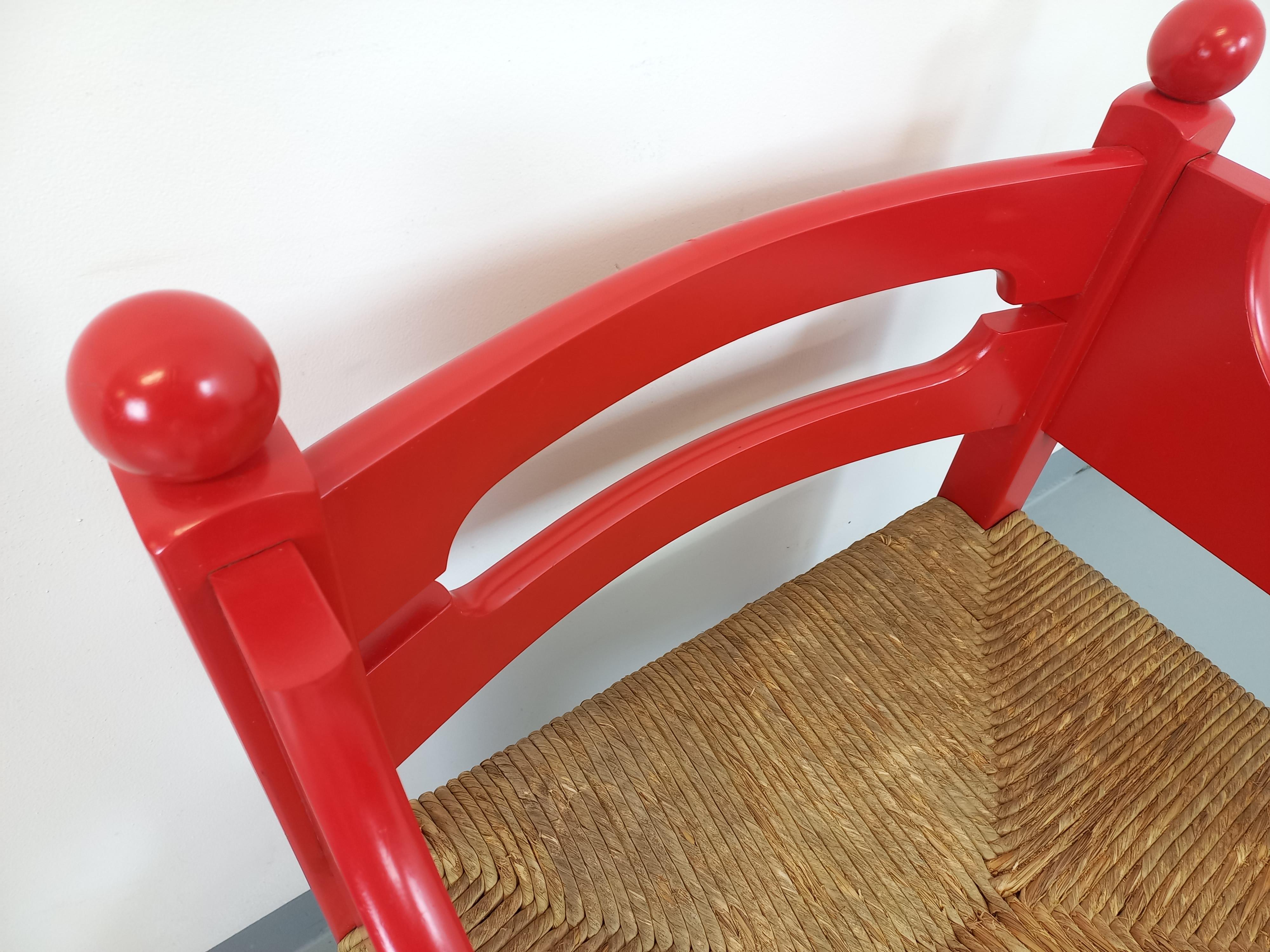 Fauteuil italien vintage style Vico Magistretti en bois rouge et paille For Sale 1