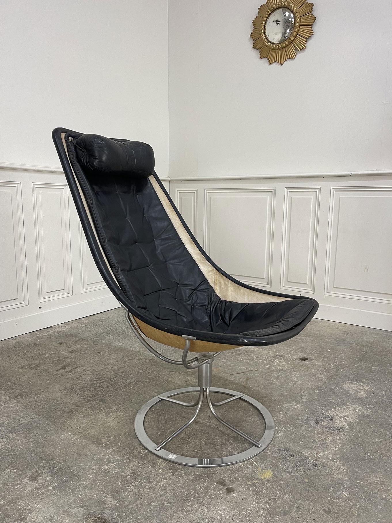 Superbe fauteuil Jetson datant des années 1970.
Doté d’un dossier avec appui-tête, ce fauteuil confortable est en très bon état : d’une assise toujours moelleuse, sans déchirures, il présente seulement quelques petites traces de jaunissement,