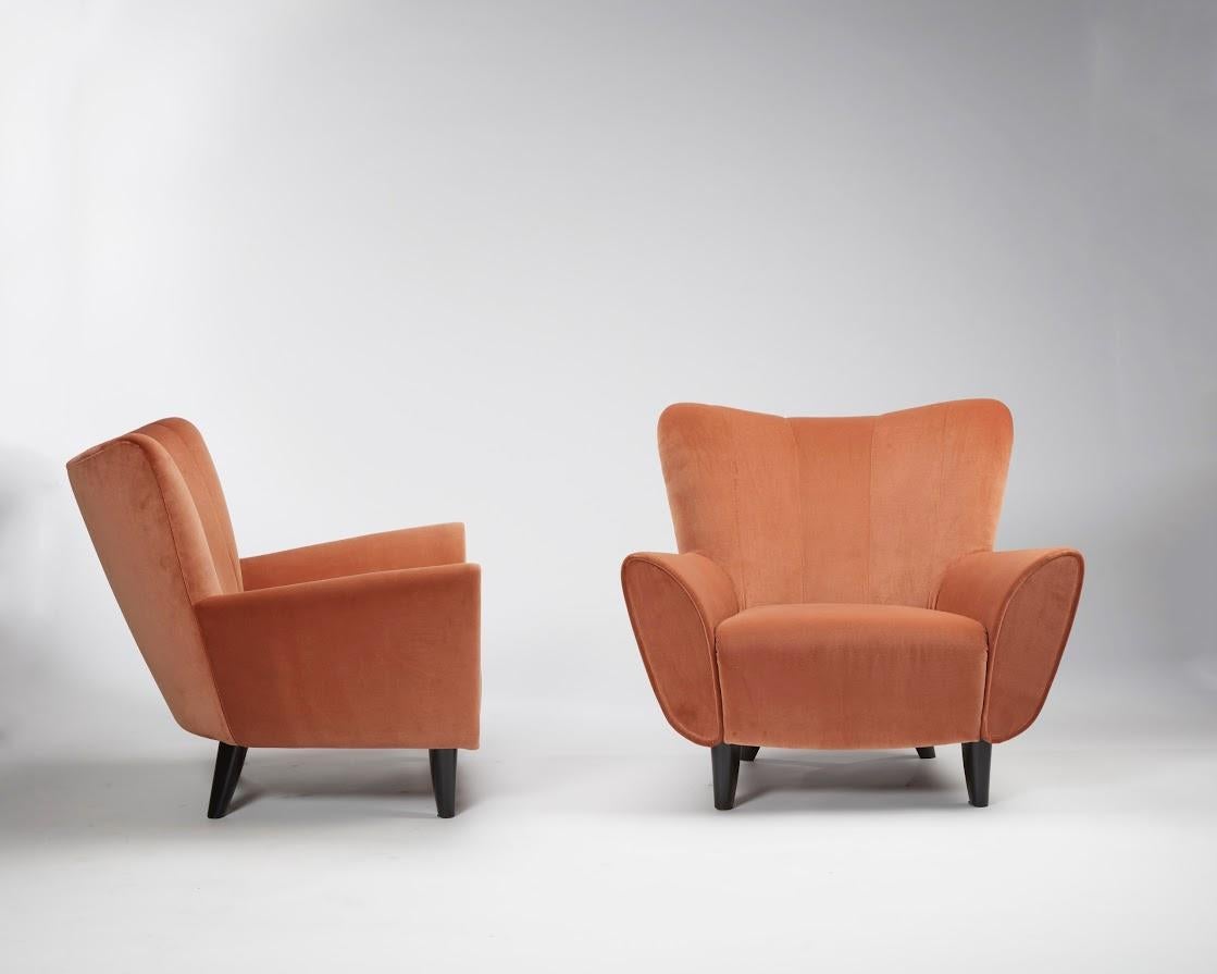 Sillón Josh: La tradición reinterpretada  
El Sillón Josh revoluciona la forma de sentarse, rompiendo las reglas convencionales del diseño y proporcionando un confort único. Con su respaldo orgánicamente curvado que envuelve el cuerpo como un suave