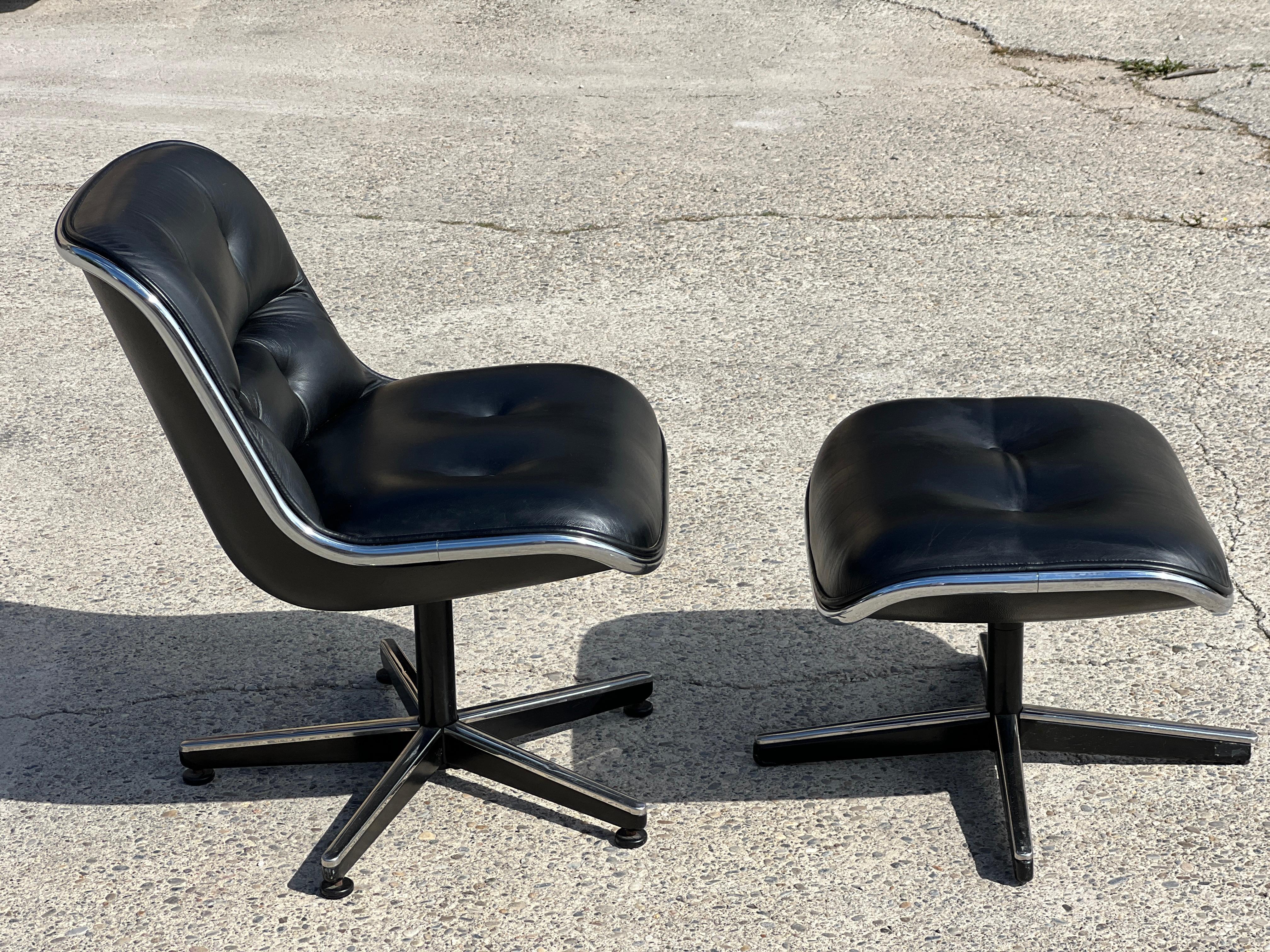 Mid-Century Modern Fauteuil Knoll modèle Pollock avec son ottoman en cuir noir Edition 1968