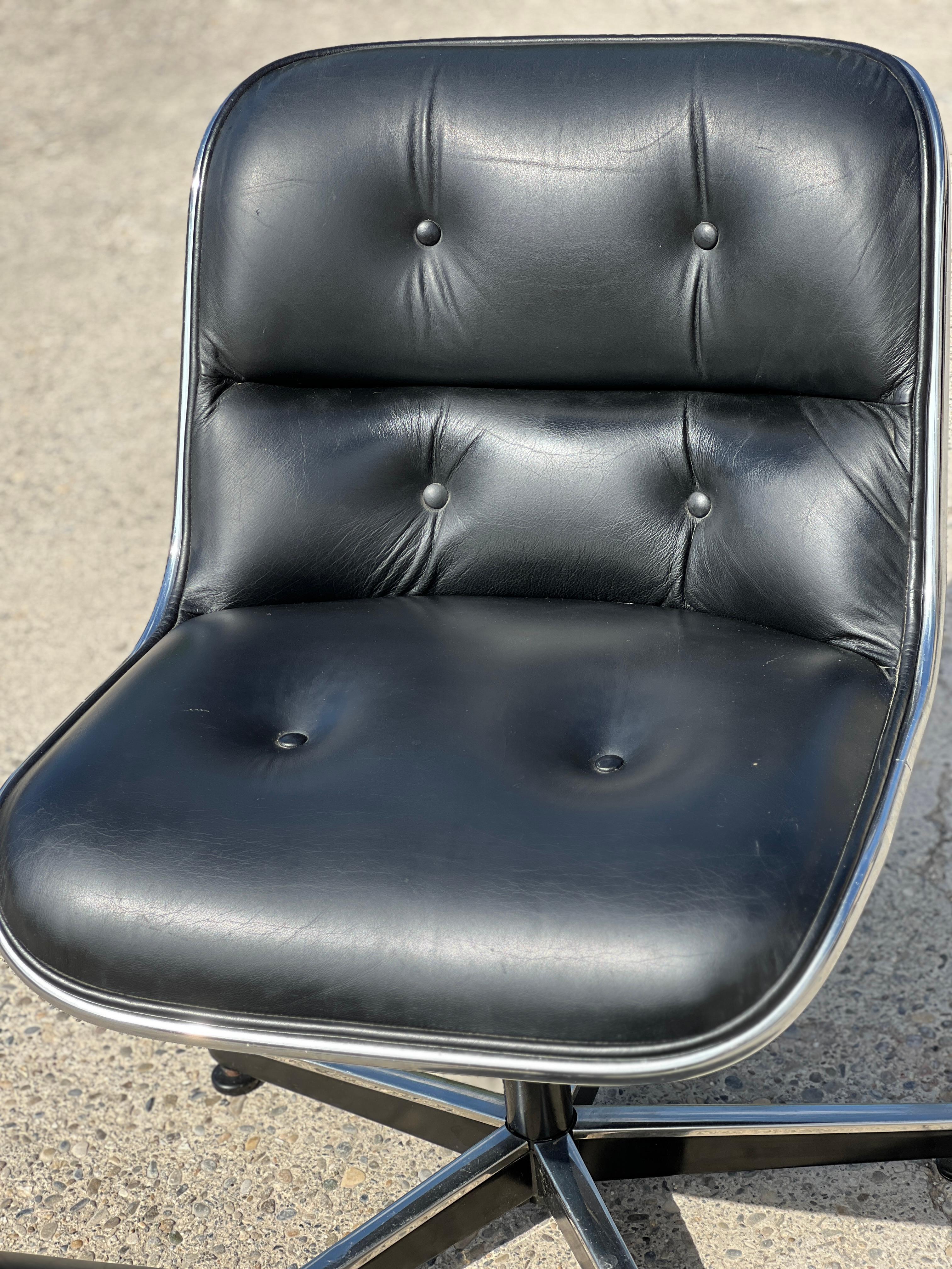 Aluminum Fauteuil Knoll modèle Pollock avec son ottoman en cuir noir Edition 1968