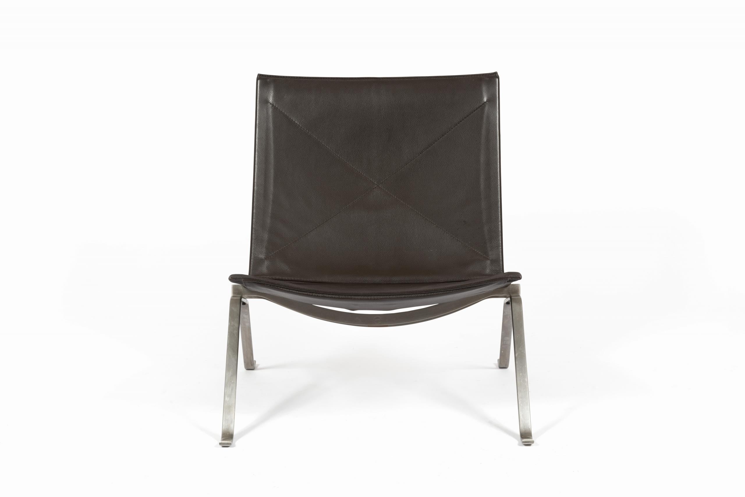Fauteuil Lounge en cuir brun foncé, conçu par Poul Kjærholm pour Fritz Hansen, Danemark, édition 2012.

Le cadre en acier brossé massif est estampillé du logo Fritz Hansen sous l'assise.
