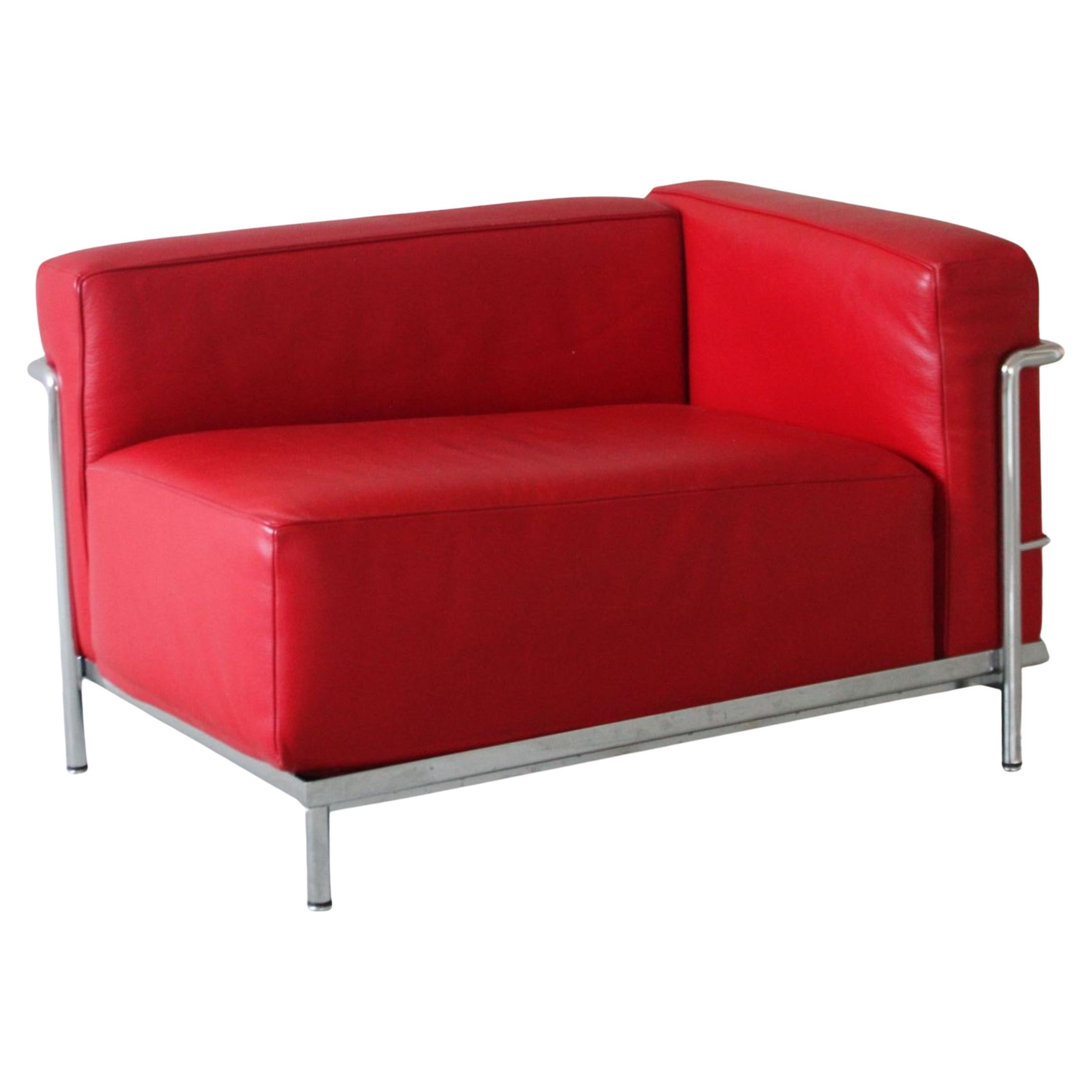 Caratterizzato da proporzioni equilibrate, 3 Fauteuil Grand Confort, grand modèle è una sintesi perfetta di forma e funzionalità. Icône du moderne pour son caractère novateur, il est considéré comme un chef-d'œuvre de design au charme intemporel.
In