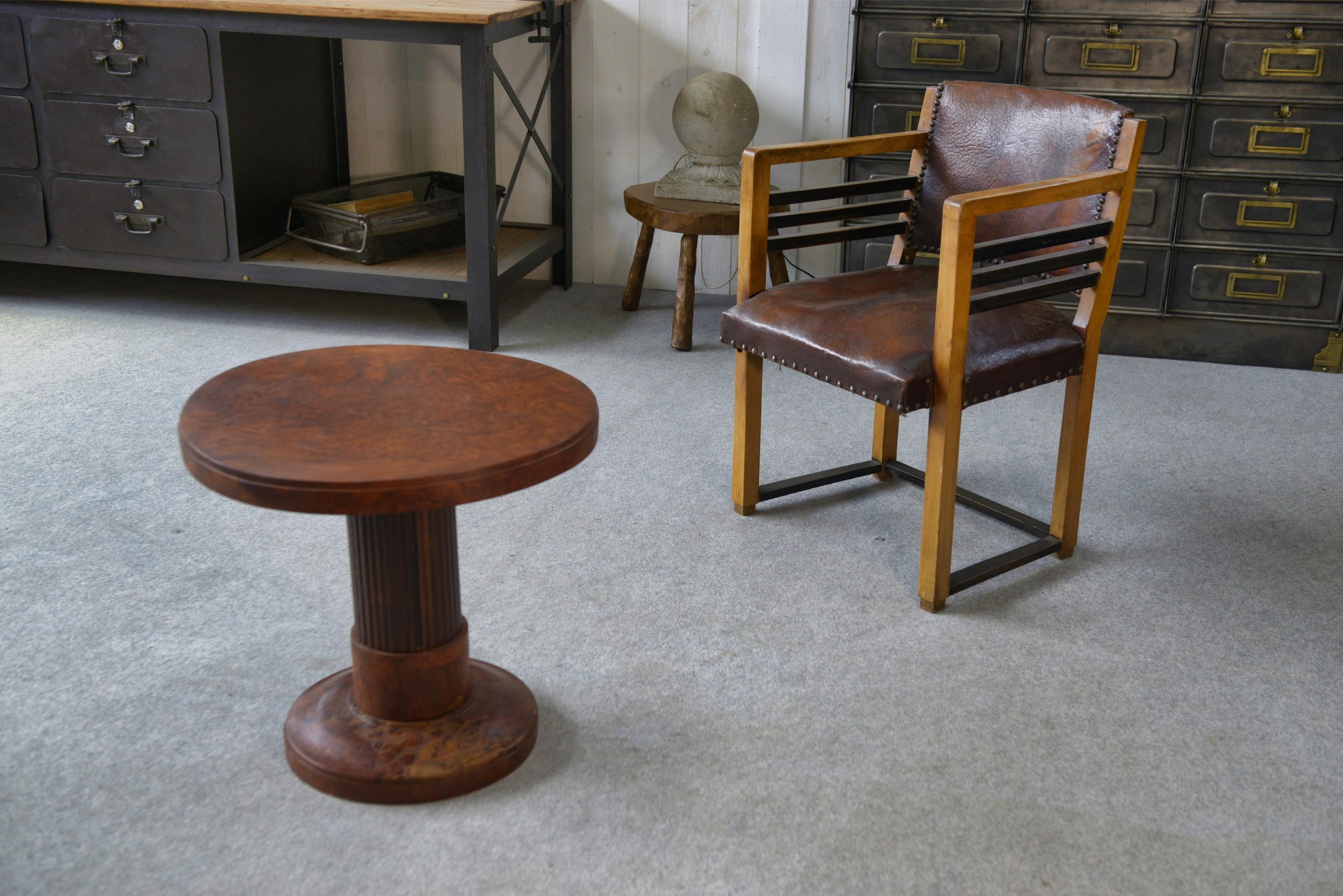 Fauteuil modern cuir 1940er Jahre

Dieses Modell bietet eine interessante Mischung aus Materialien und Stilen: eine Struktur aus Massivholz mit schrägen Linien, robuste Beschläge und eine Verankerung sowie ein Dossier aus hochwertigem Leder. Diese