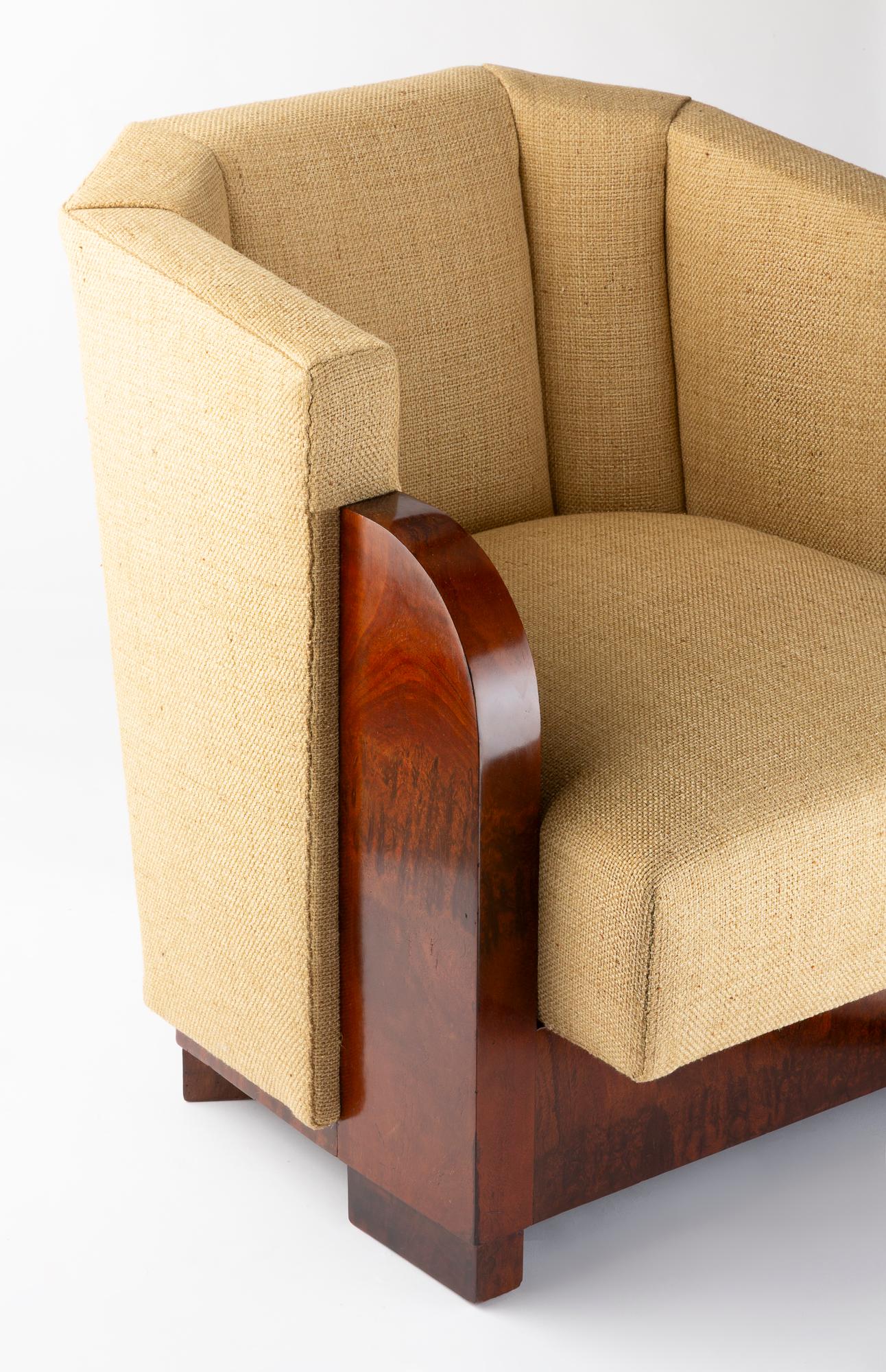 Questa poltrona presenta una forma cubica e massiccia, tipica del modernismo degli anni Trenta. Il suo volume è audace e monolitico, quasi architettonico, con una simmetria rigorosa e un profilo imponente ma equilibrato. La seduta è ampia e