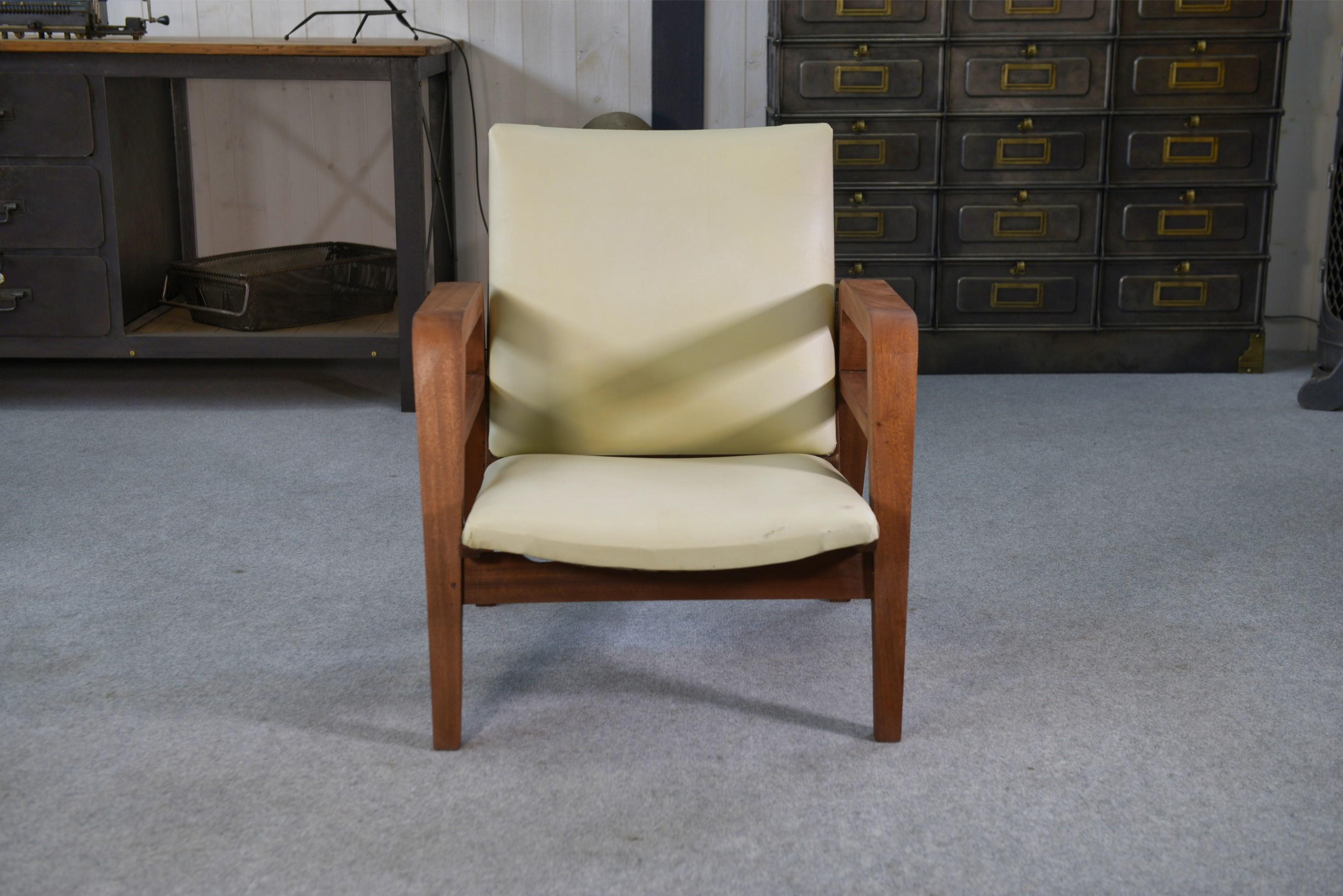 Fauteuil moderniste en acajou et skaï 1940-1950 in vendita 3