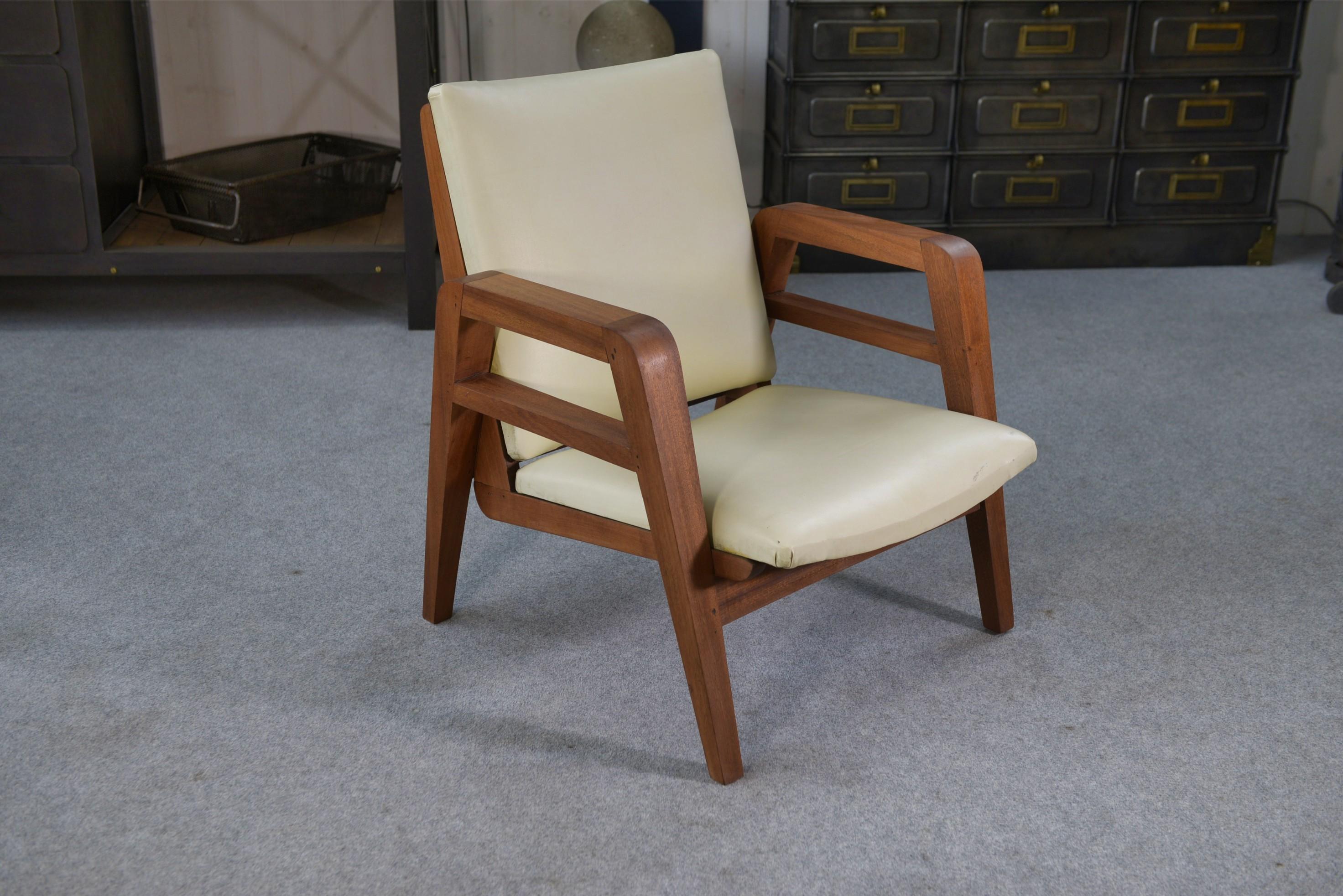 Fauteuil moderniste en acajou et skaï 1940-1950

Mobile modernista dell'epoca fine anni '40/inizio anni '50, in legno massiccio di acajou, con segni geometrici tipici dell'epoca delle guerre. L'assise e il dossier sono in skaï blanc ancien, fissato