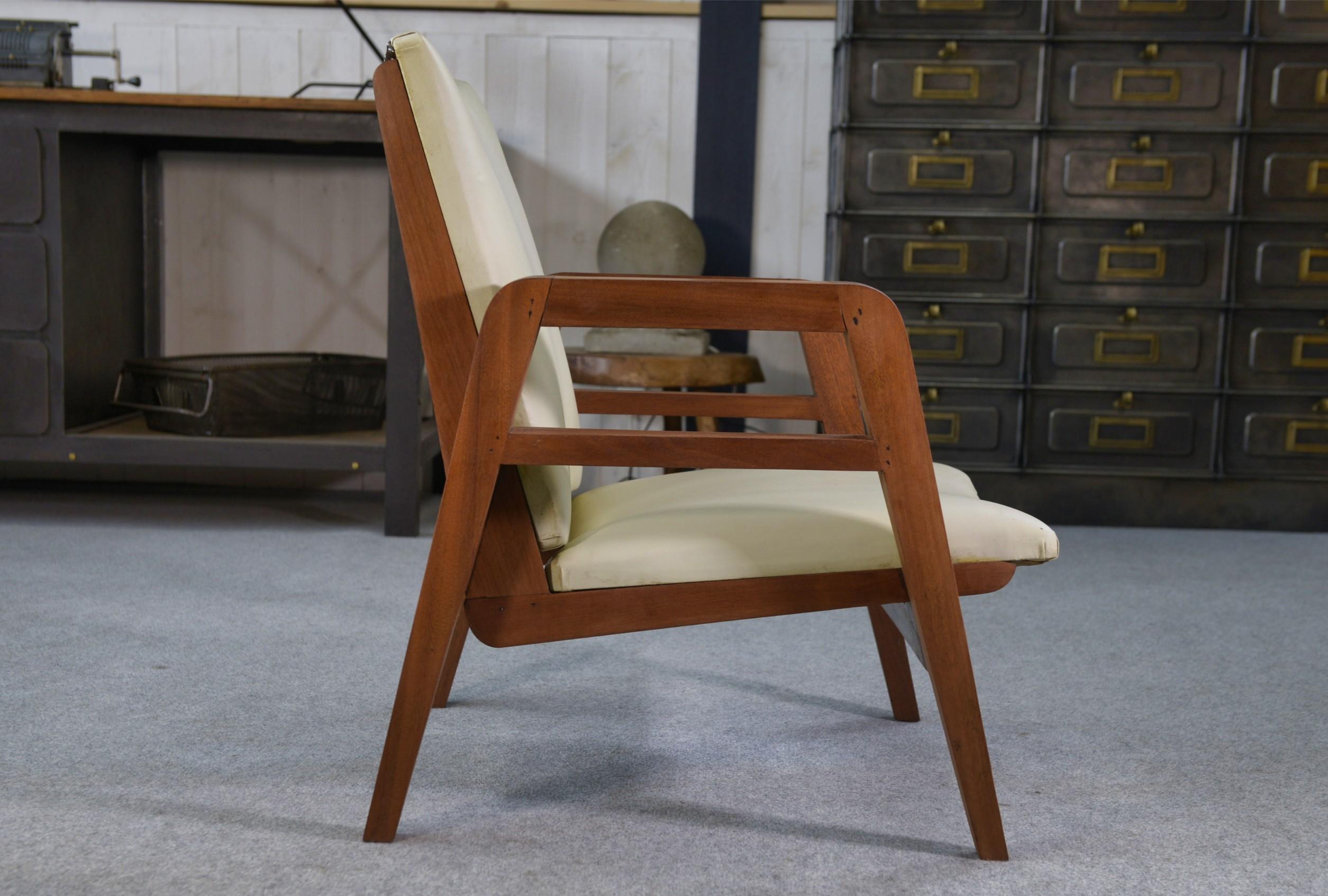 Francese Fauteuil moderniste en acajou et skaï 1940-1950 in vendita