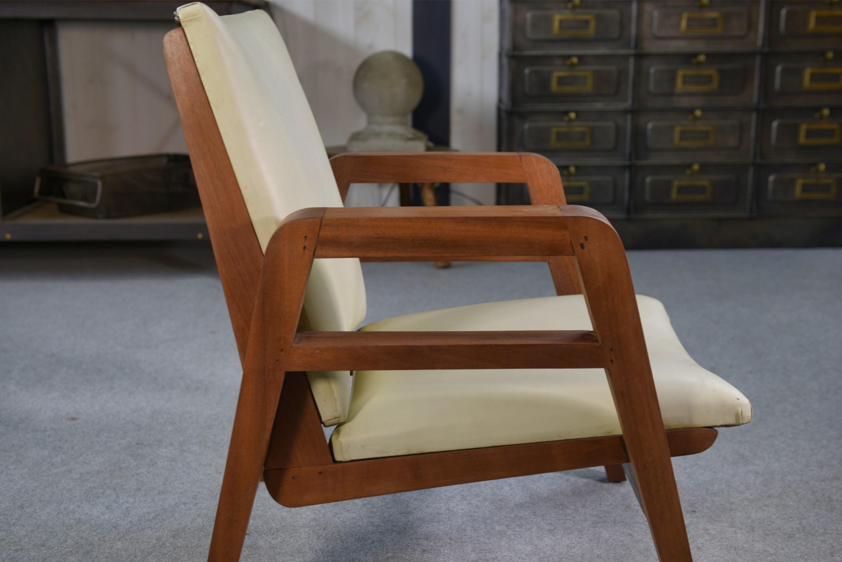 Materiale sintetico Fauteuil moderniste en acajou et skaï 1940-1950 in vendita