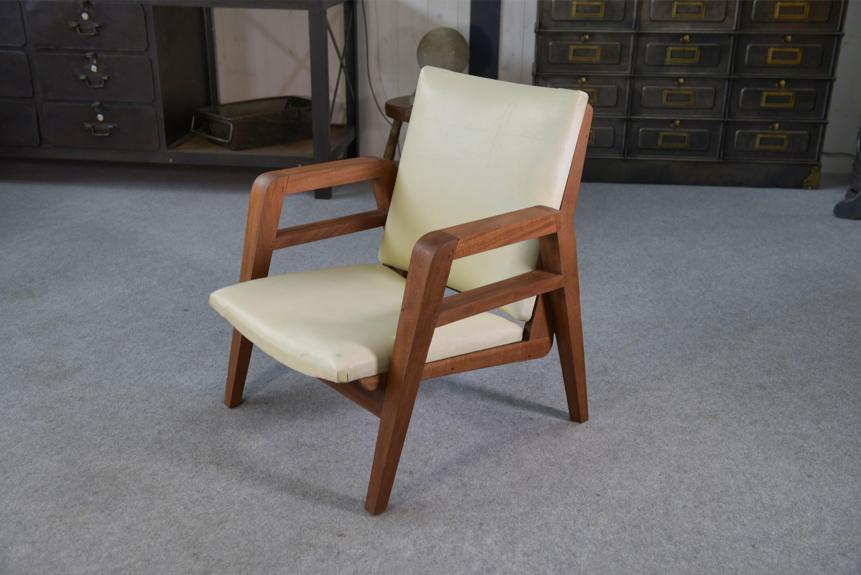 Fauteuil moderniste en acajou et skaï 1940-1950 in vendita 1