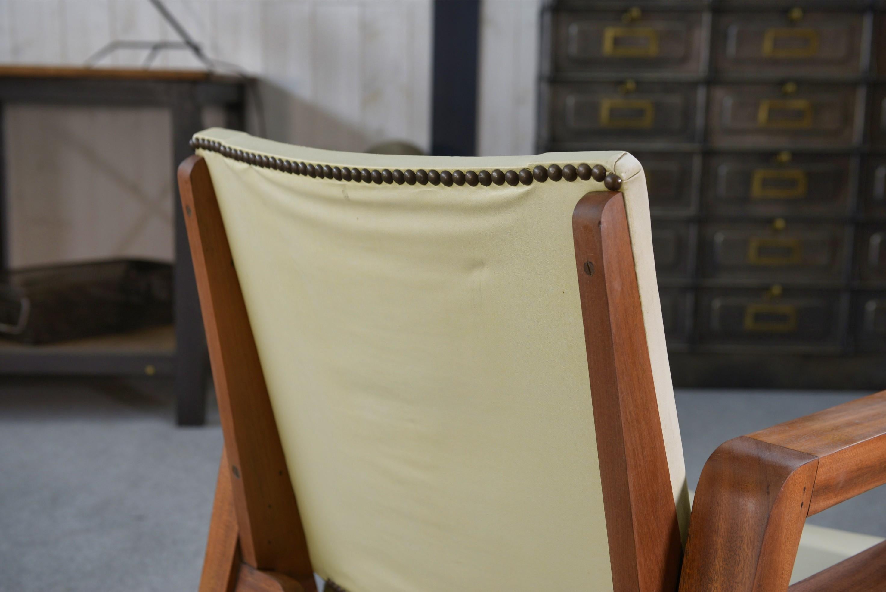 Fauteuil moderniste en acajou et skaï 1940-1950 in vendita 2