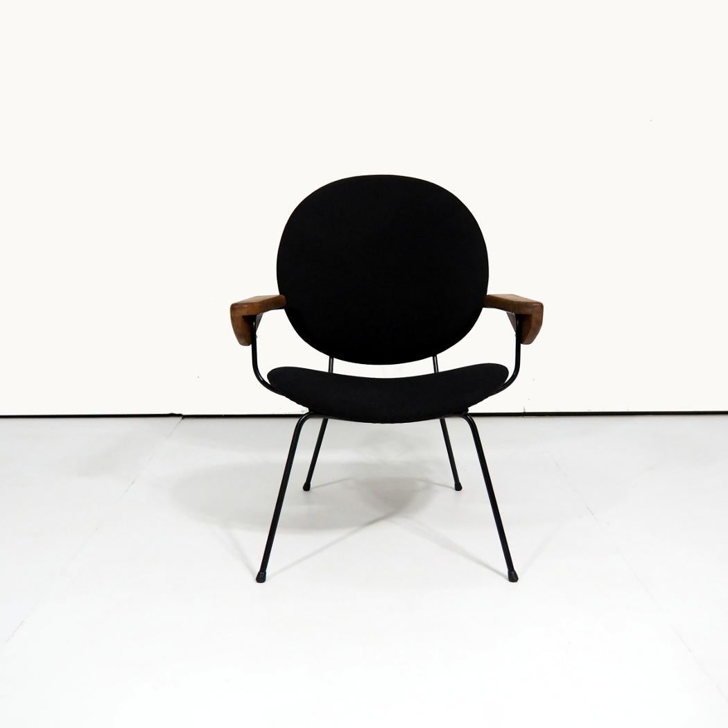 This 1950’s chair, fauteuil no. 302, is designed by one of the biggest names in Dutch mid-century design, W.H.Gispen.

He designed this chair for the Dutch company KEMBO and it came in two sizes. This is the large size. Working with solid steel he